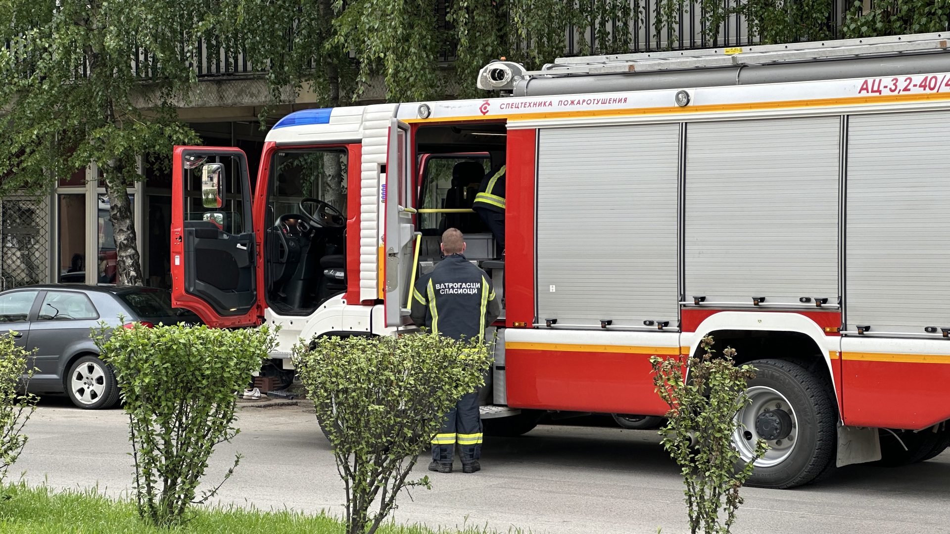 Jodžiju ponovo pokušali da zapale automobil: Muškarac sa kapuljačom došao ispred zgrade gde su mu bili žena i deca, polio ga benzinom pa se ponovo vratio