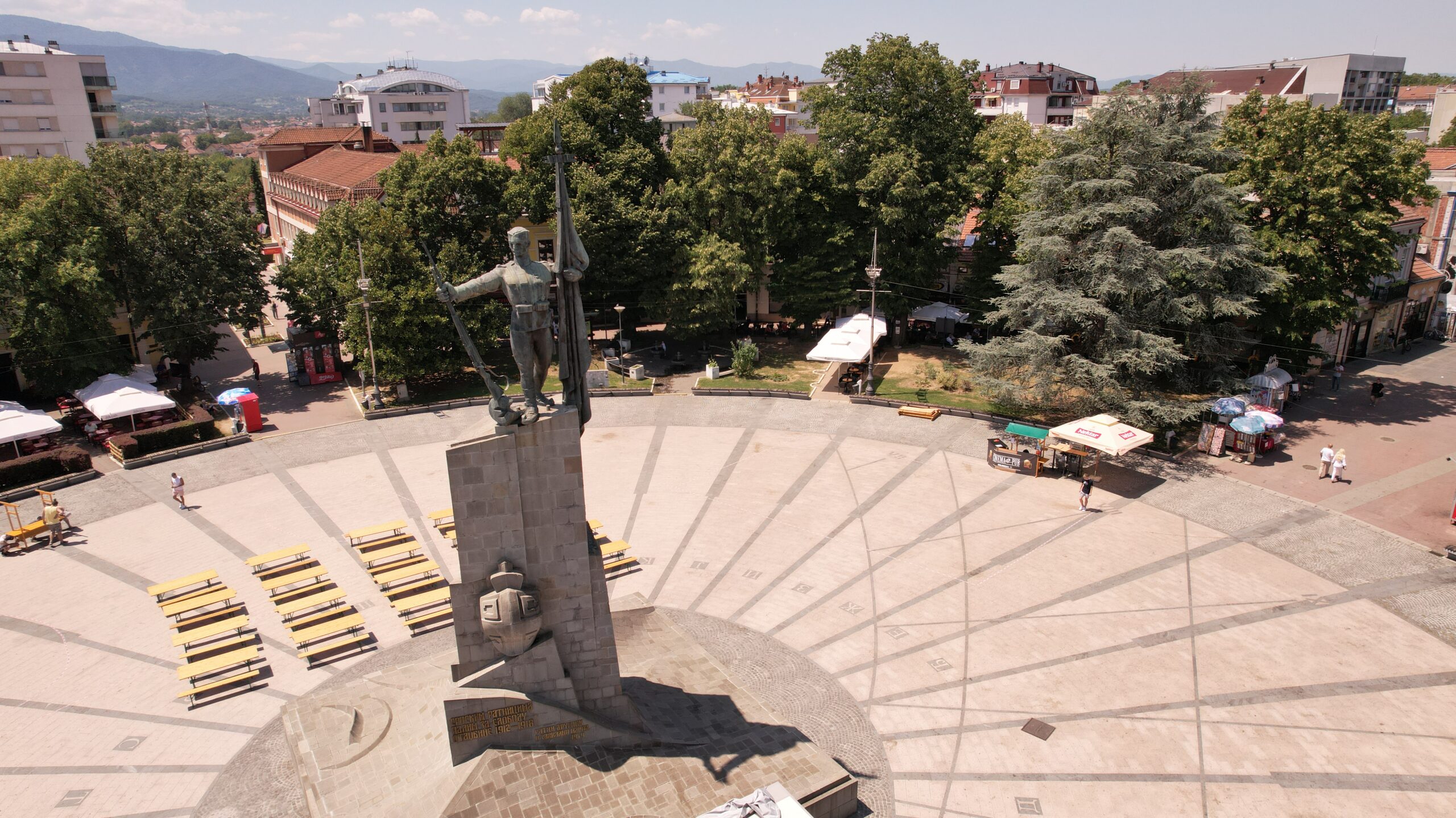 Nasilje kakvo se ne pamti - letele petarde, kamenje i flaše u selu Miločaj kod Kraljeva: Opet napadnut gradonačelnik Terzić koji poručuje - na vlast se ne dolazi preko ulice, obojena revolucija vam propada