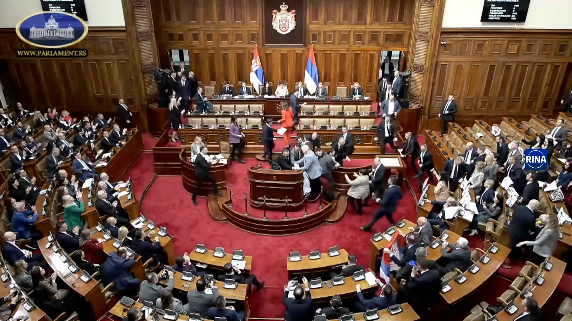 Haos u Skupštini Srbije i neviđeni paradoks: Opozicija pravi nerede i pali dimne baklje dok se glasa za ispunjenje studentskog zahteva (FOTO)(VIDEO)
