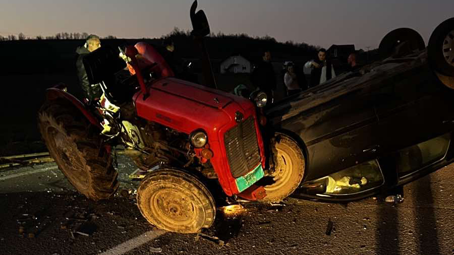Tri osobe povredjene u sudaru traktora i automobila na putu Kragujevac - Kraljevo: Jedno vozilo završilo na krovu, drugo prepolovljeno (FOTO)