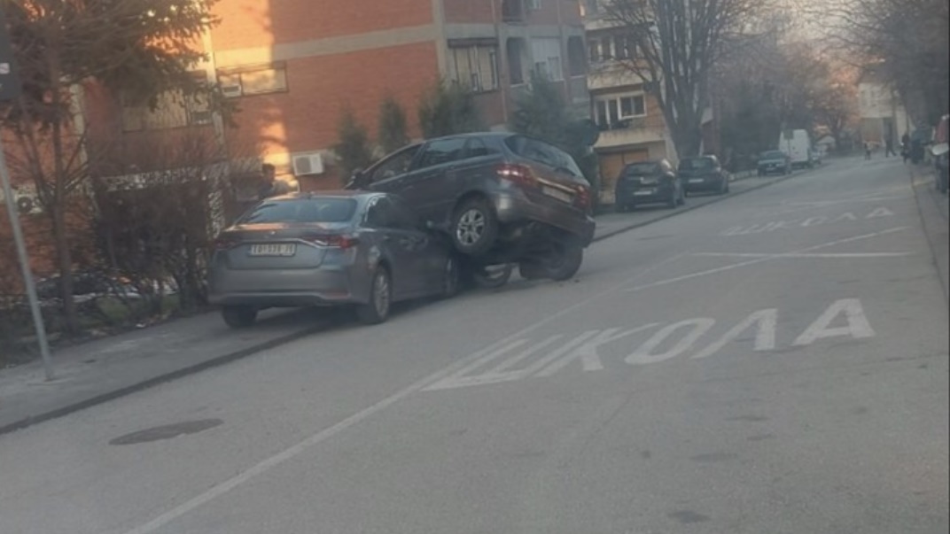 Čuli smo da je vozač pomešao papučice, pa umesto kočnice stisnuo gas: Mercedesom se "popeo" na vozilo parkirano na trotoaru, nezgoda u centru Topole