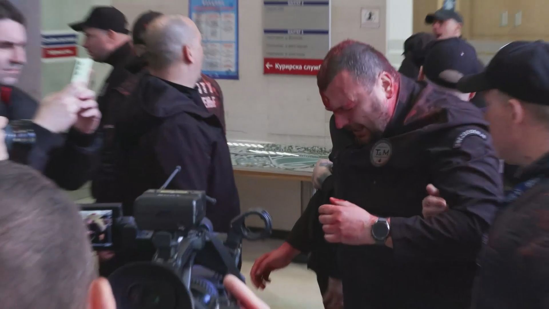 Uznemirujuće slike: Haos tokom zasedanja Skupštine grada Beograda, demonstranti obezbeđenje gađali farboj i jajima a onda je usledila opšta tuča (FOTO)(VIDEO)