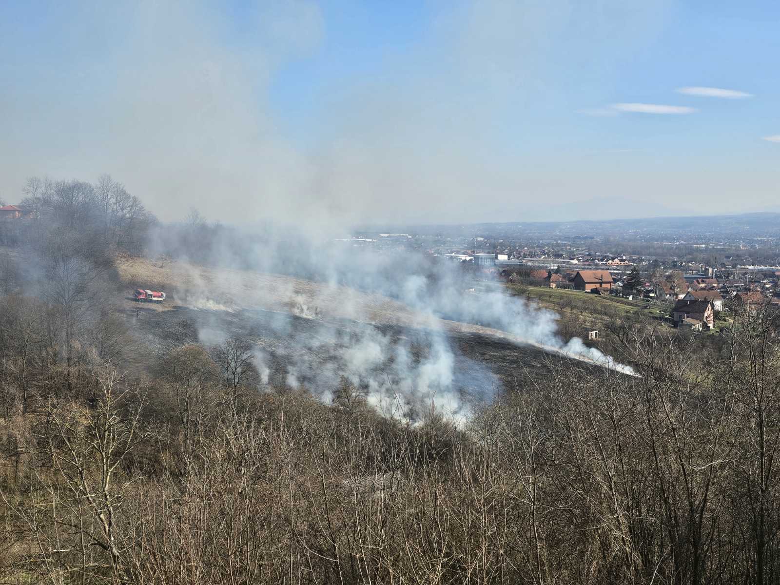 Veliki požar na čačanskom Ljubić brdu: Gori površina pod niskim rastinjem, na terenu vatrogasci sa tri vozila (FOTO)