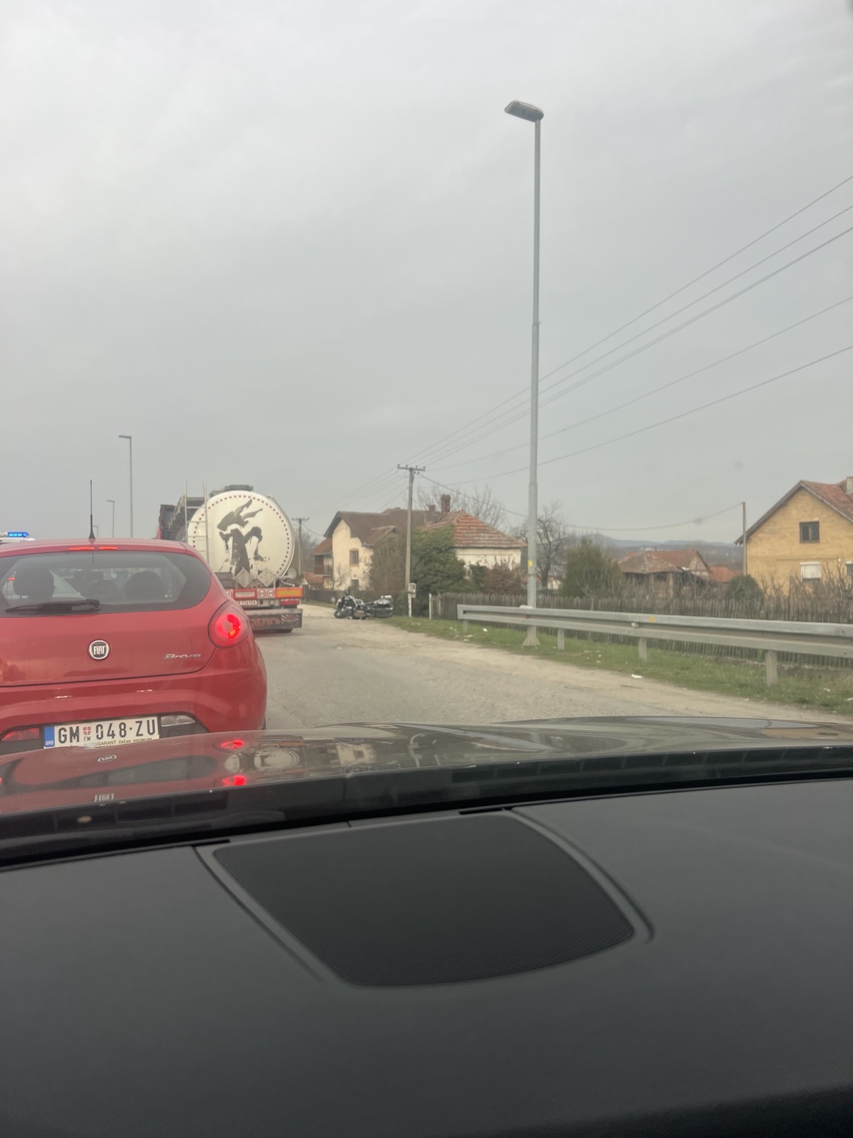 Motociklista teško povređen: Sudar motora, automobila i kamiona kod Čačka - Hitna pomoć na licu mesta (FOTO)