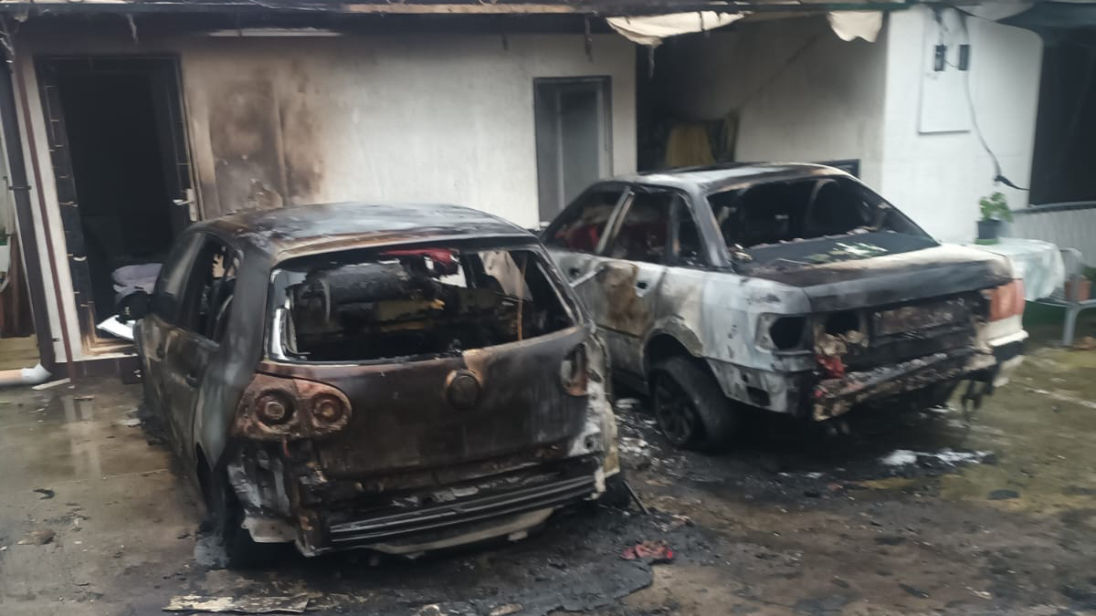 Brutalna osveta u Herceg Novom: Bosanac se potukao, pa zapalio protivnikov auto – vatrena stihija progutala još jedno vozilo i objekat (FOTO)