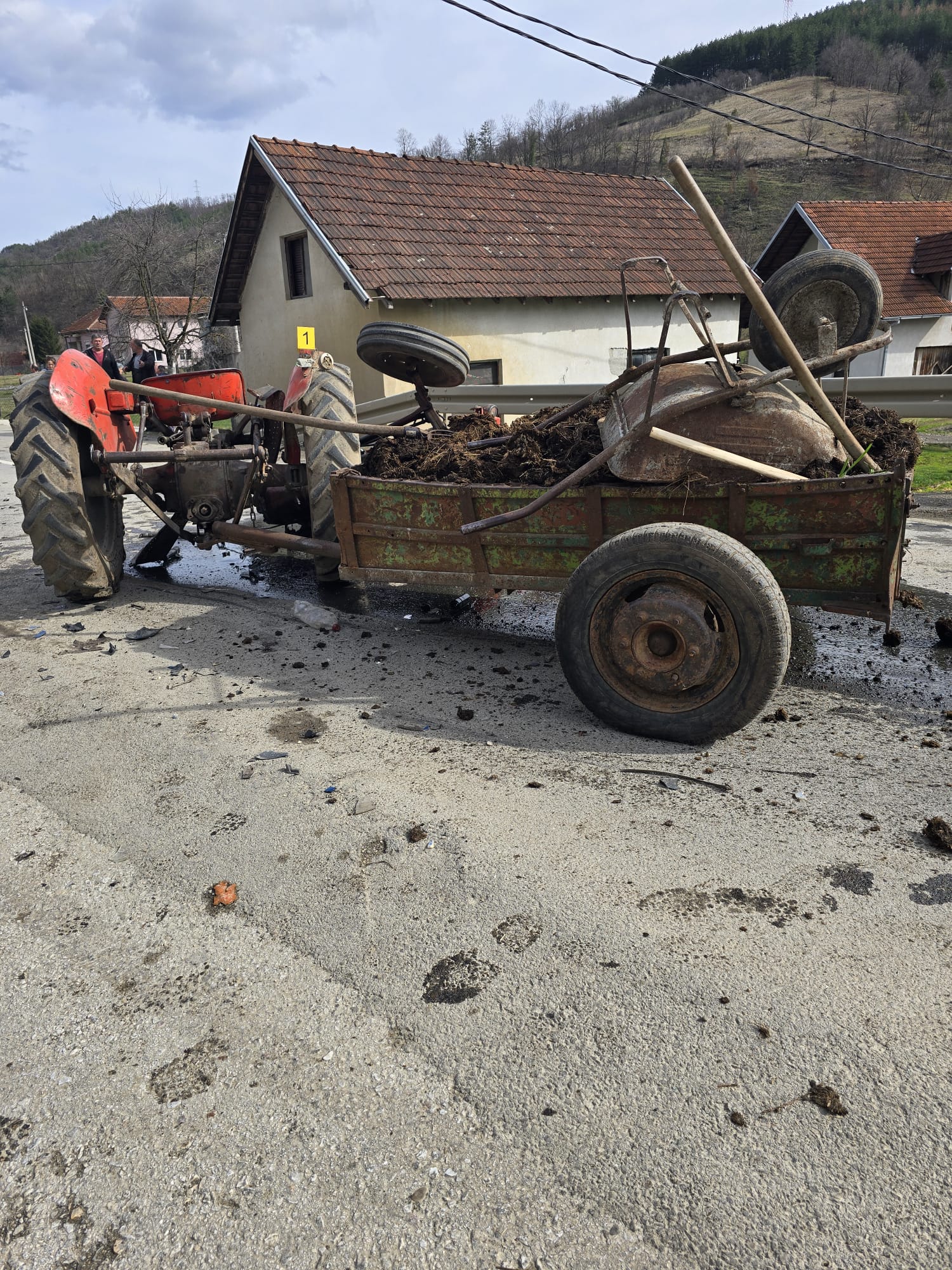 Stravičan sudar kod Kraljeva: Traktor prepolovljen, automobil odleteo s puta/ Foto: RINA
