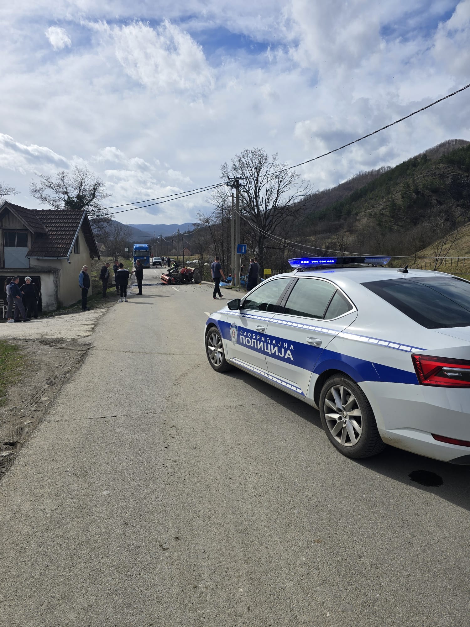 Stravičan sudar kod Kraljeva: Traktor prepolovljen, automobil odleteo s puta/ Foto: RINA