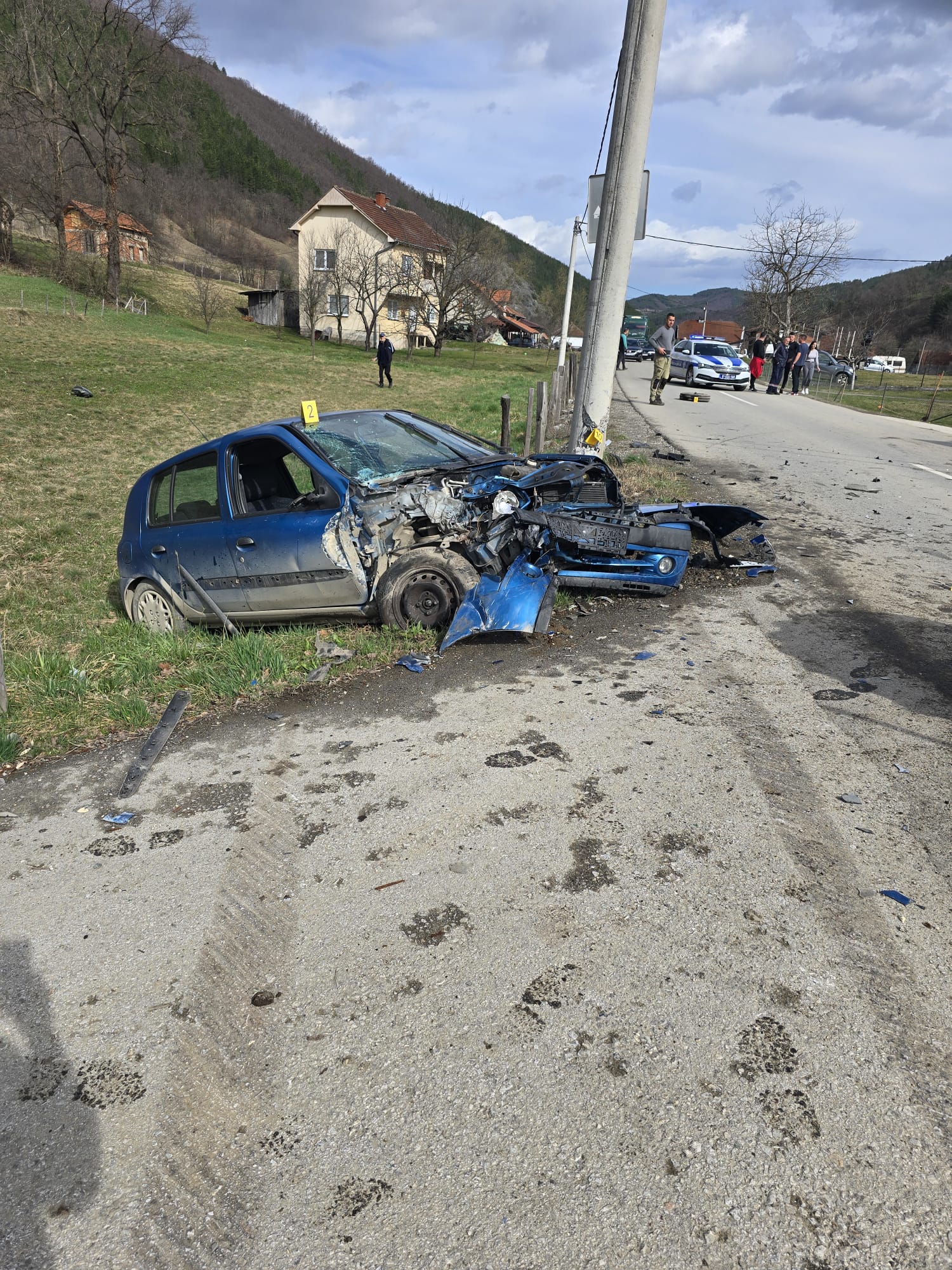 Stravičan sudar kod Kraljeva: Traktor prepolovljen, automobil odleteo s puta/ Foto: RINA