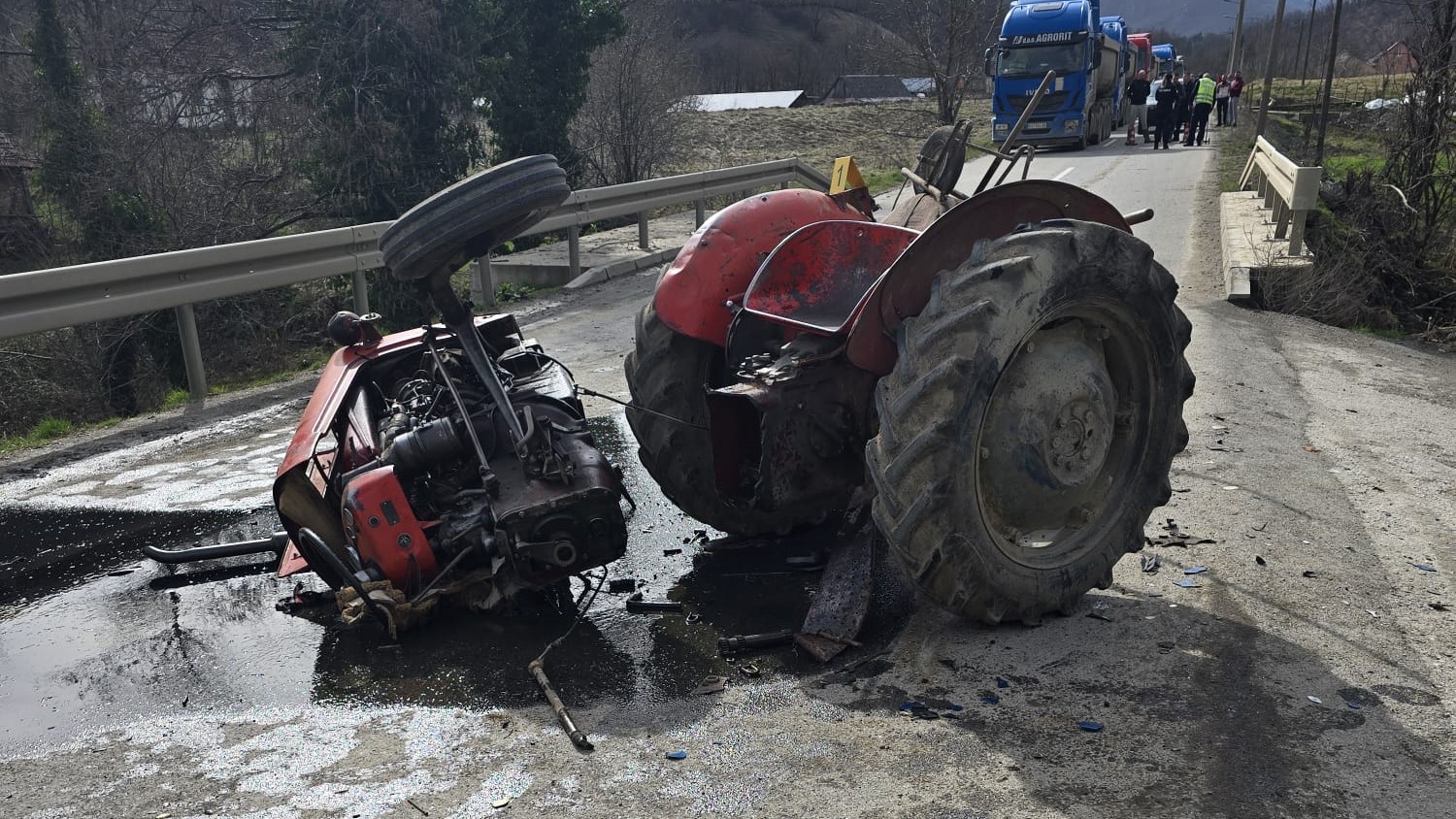 Stravičan sudar kod Kraljeva: Traktor prepolovljen, automobil odleteo s puta (FOTO)