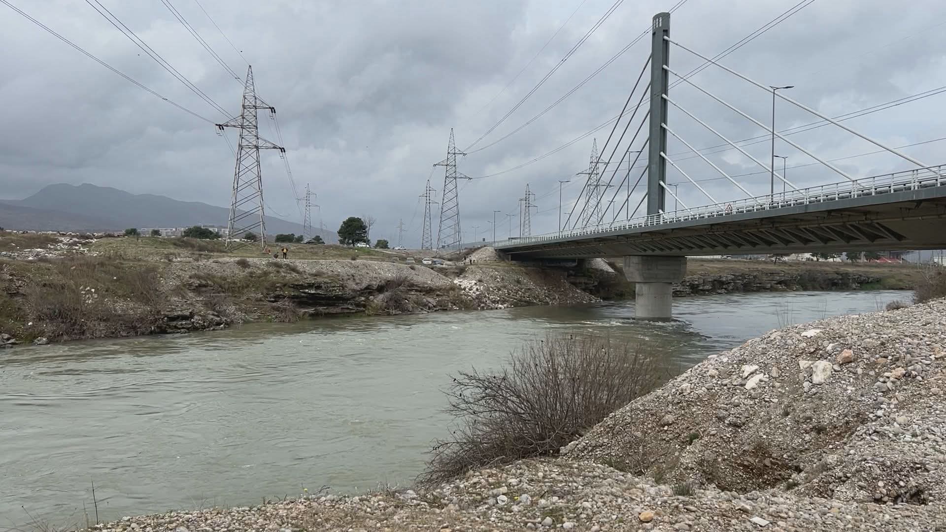 Ronioci i spasioci daju sve od sebe, ali reka je jača: Raste vodostaj Morače, za danas obustavljena potraga za majkom i detetom