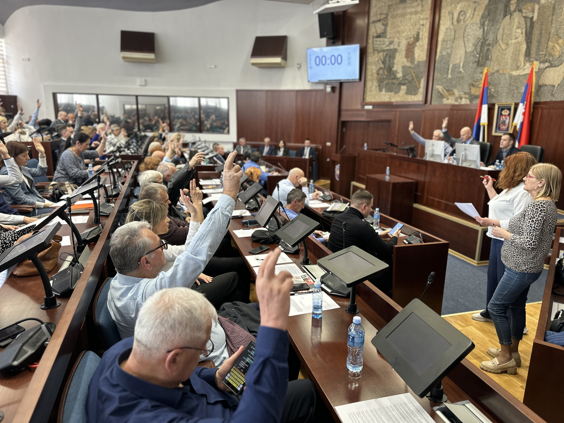 Nakon gađanja jajima, Skupština grada Čačka nastavljena: Opozicija otišla u Beograd, naprednjaci poručuju - skup od 250 ljudi je njihova slika i prilika iako su molili narod da dođe