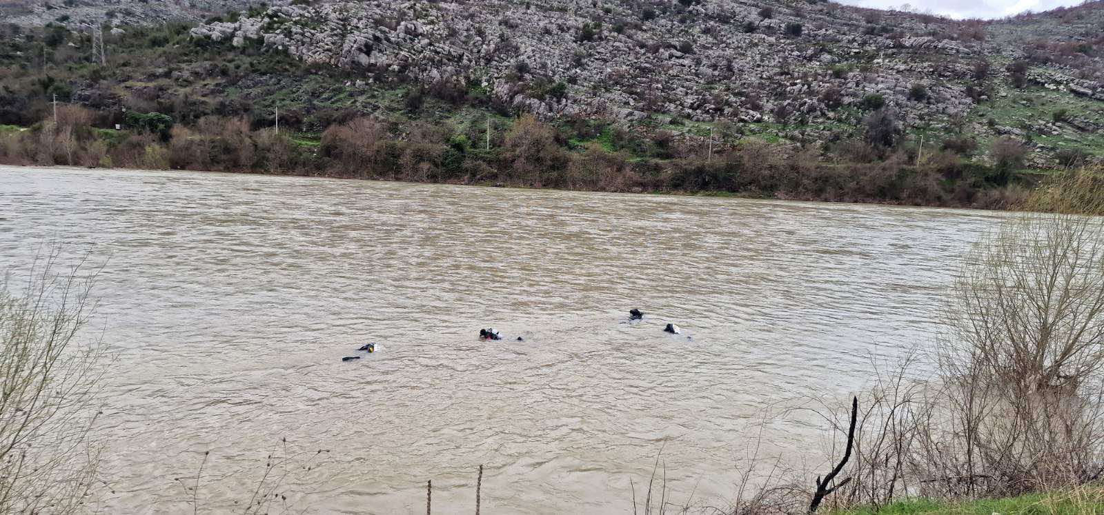 Ronioci i danas u mutnoj Morači, uključio se i veliki broj meštana koji pretražuju teren: Od utorka traje potraga za nestalom majkom i sinom u Podgorici (FOTO)