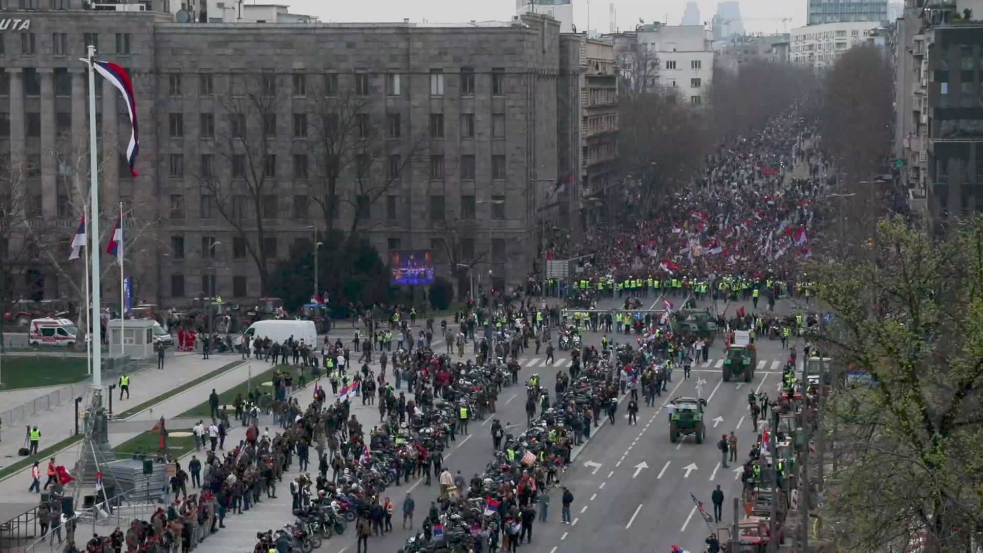 Kolone ljudi krenule pred Narodnu skupštinu u Beogradu: Ovo je detaljan plan i satnica današnjeg velikog protesta, prisutne jake bezbedonosne snage (FOTO)(VIDEO)