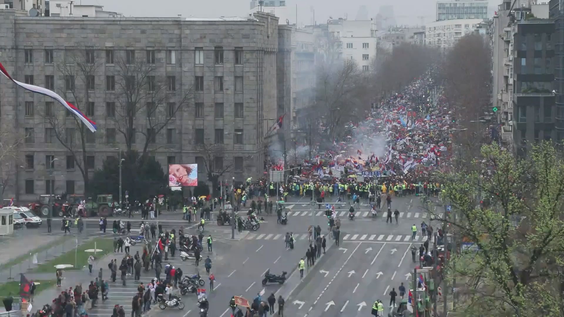 Baklje na protestu u Beogradu, kolona ljudi od Narodne skupštine pomerila se na Slaviju: Studenti u blokadi održali govore, a oglasili se i studenti iz Pionirskog parka - pozvali kolege da im se pridruže (FOTO)(VIDEO)