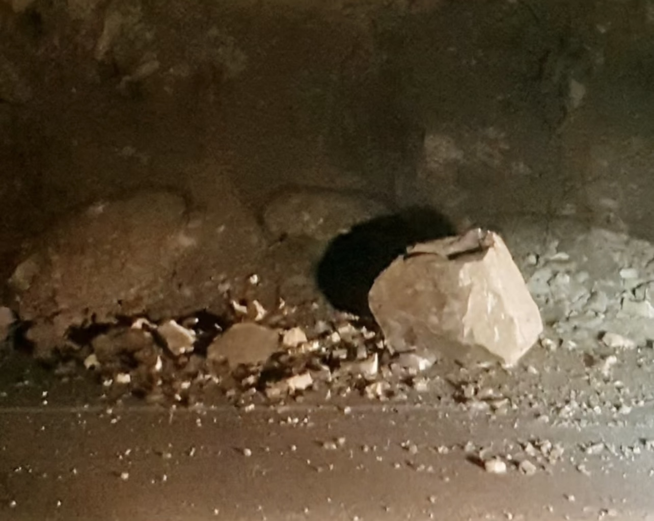 Za dlaku izbegnuta nezgoda: Odron kod Kokinog Broda, veća količina kamenja ze survala na put