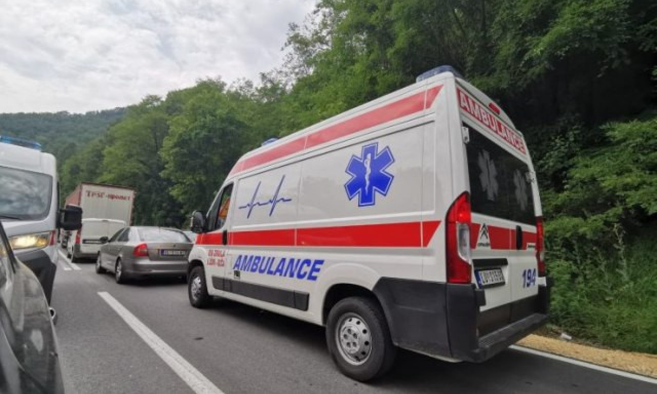 Silovit sudar kod Prijepolja, vozila sa prednje strane smrskana: Nezgoda se dogodila na rizičnoj deonici u mestu Bistrica 