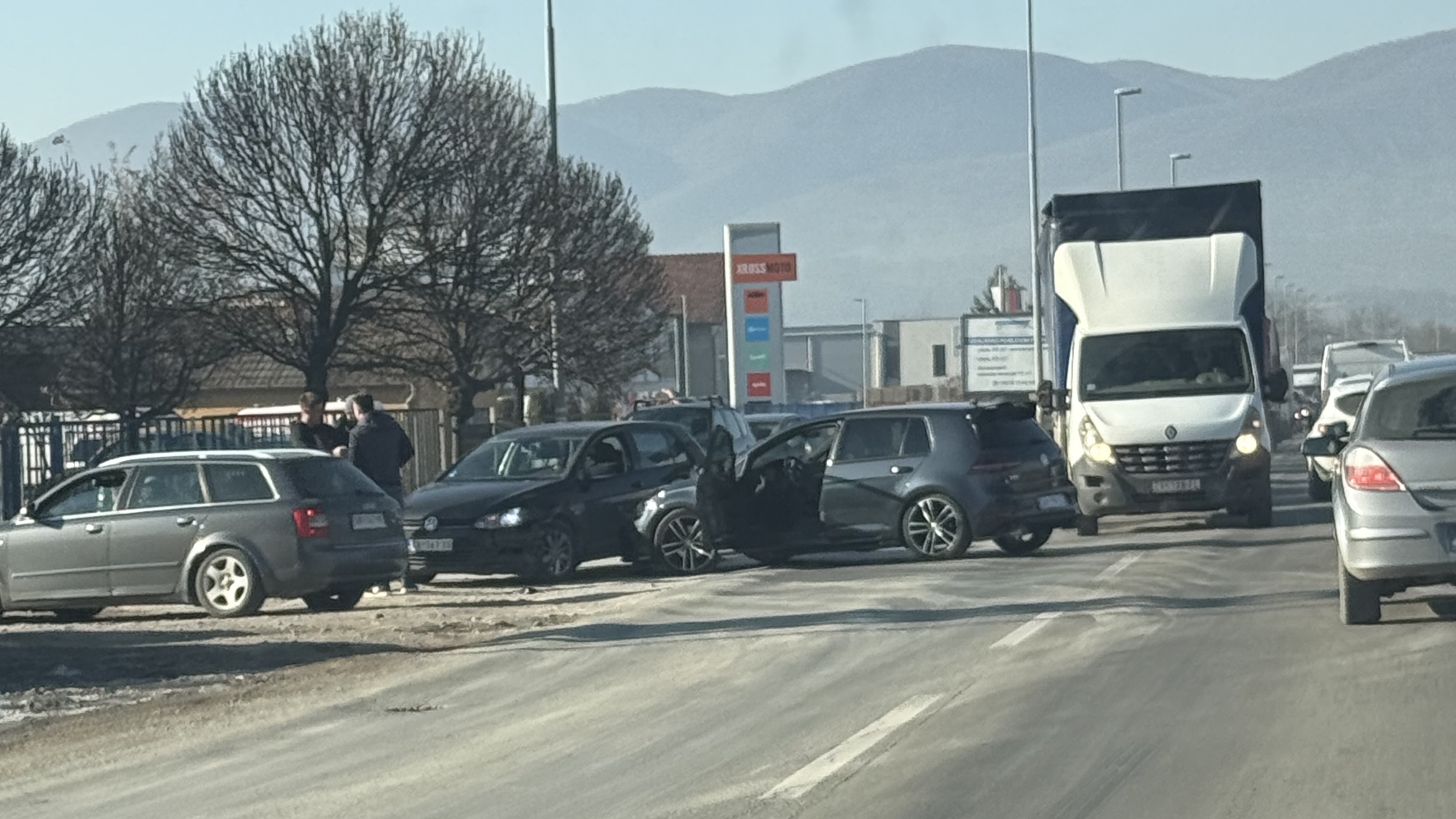 Silovit sudar dva skupocena golfa na magistrali oko Čačka: Delovi automobila rasuti po kolovozu, velika materijalna šteta (FOTO)
