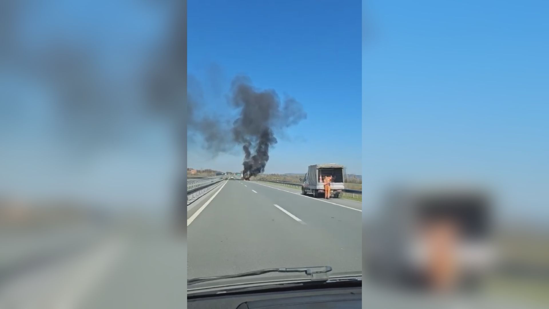 Drama na auto-putu Miloš Veliki: Zapalio se kamion pre naplatne rampe u Obrenovcu, brzom reakcijom vozača sprečena veća katastrofa (FOTO)(VIDEO)