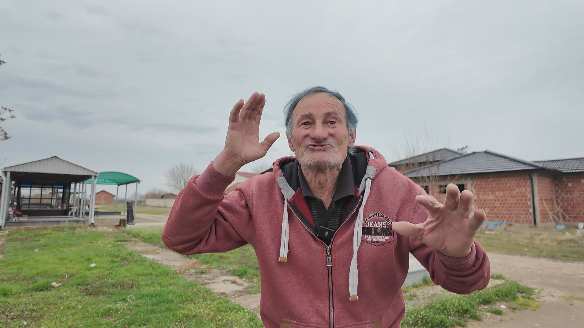 Ljudi gledaju u spomenik na groblju i krste se sa obe ruke: Zoran za datum smrti stavio 2057. godinu, a pored napravio neverovatnu humorističku tablu od slika sa ženama (FOTO)