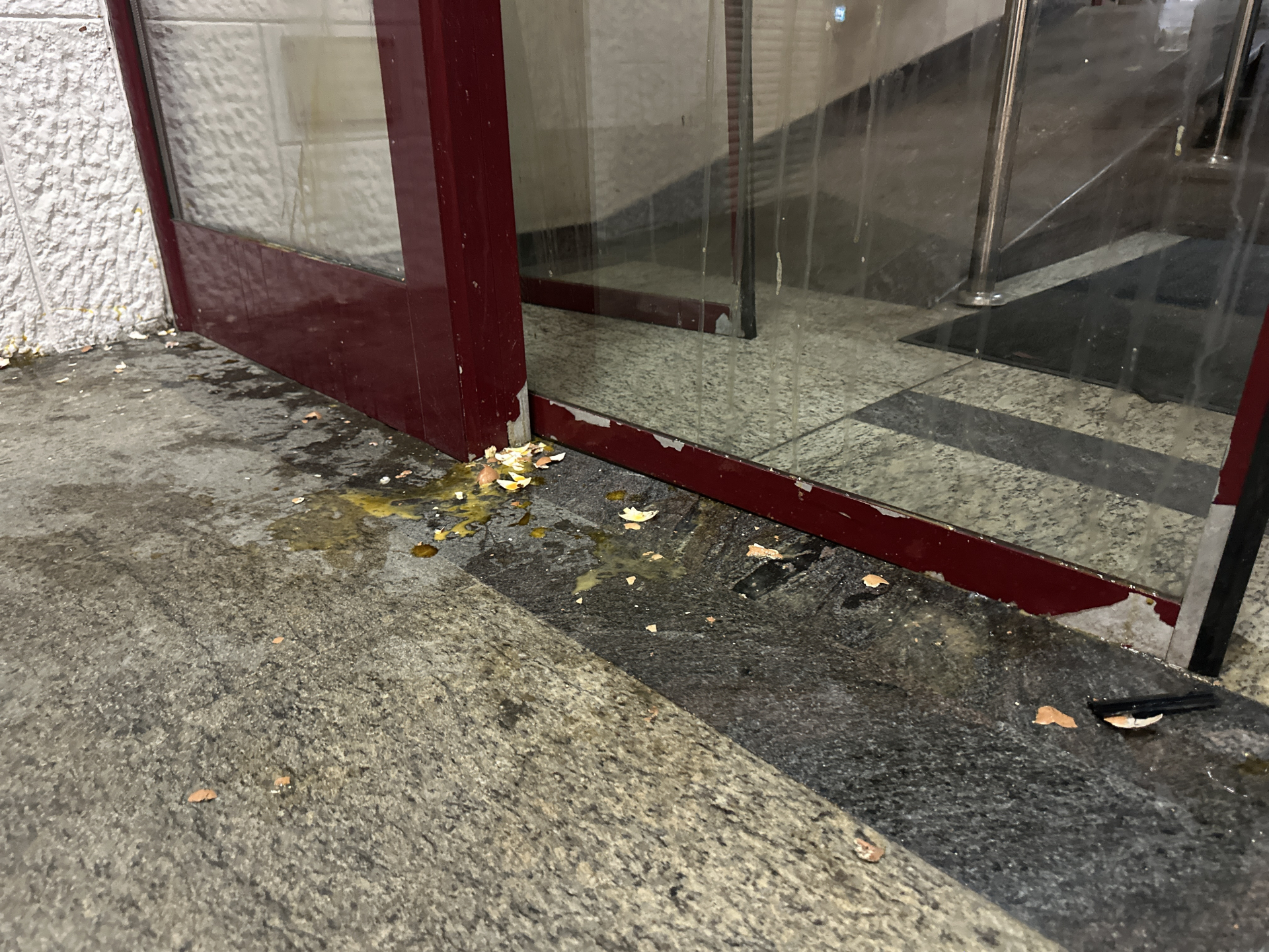 Razlupana vrata, nasilje i radnica u Hitnoj pomoći: Haos u Čačku nakon protesta na koji su pozvali studenti, građani u neverici posmatraju brutalni vandalizam (FOTO(VIDEO)