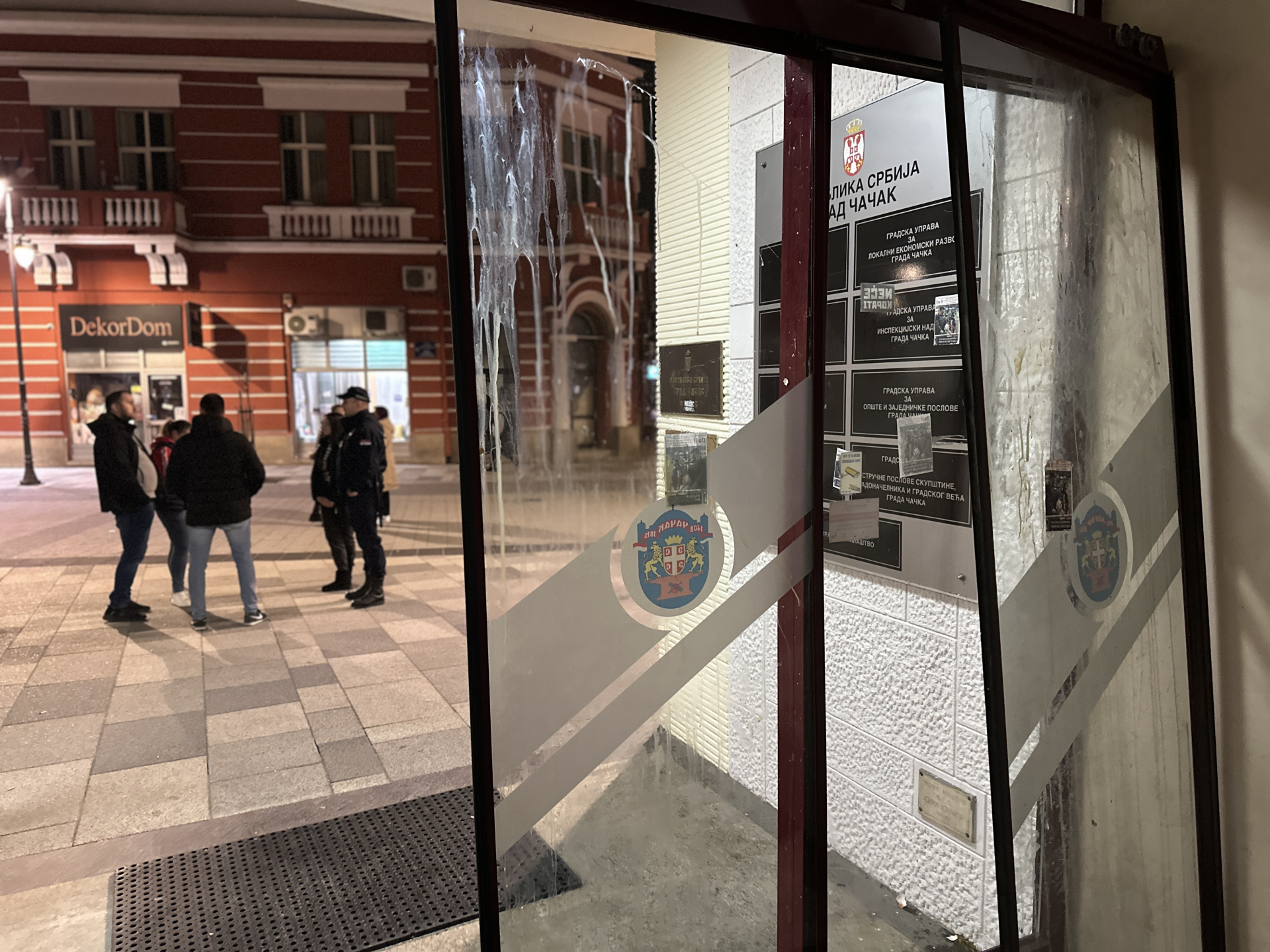 Haos u Čačku nakon protesta na koji su pozvali studenti / foto: RINA