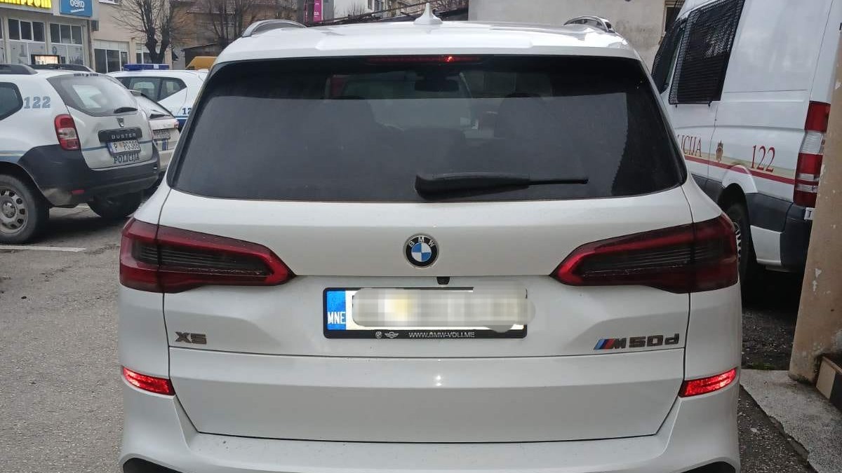 Crnogorska policija u Beranama pronašla 84.900 evra: Vozač bio drogiran, na testiranju pokazalo da je koristio kokain (FOTO)