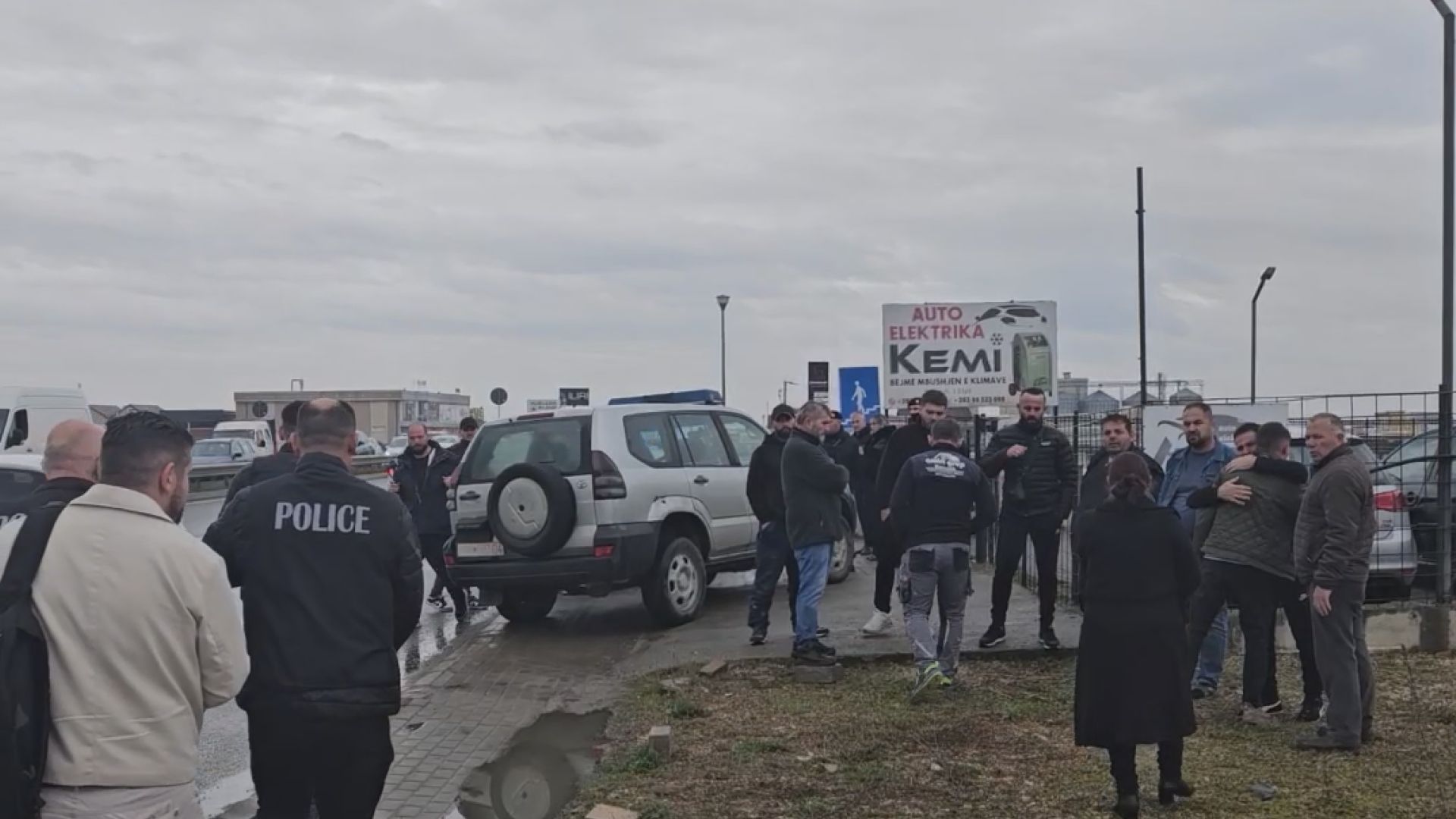Potresne slika sa mesta zločina: Porodica ubijene žene u Vučitrnu, vlasnik pekare ubio sebe i zaposlenu (VIDEO)