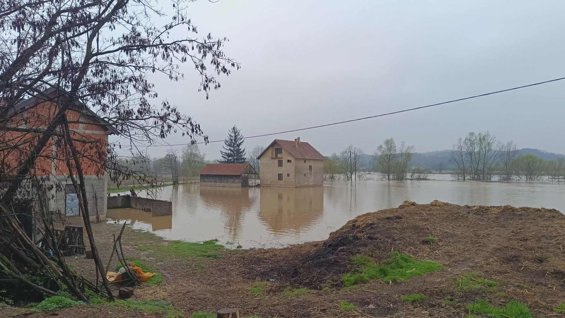 Izlio se Jadar kod Loznice i poplavljene njive: Meštani godinama unazad strepe od svake jače kiše (FOTO)(VIDEO)