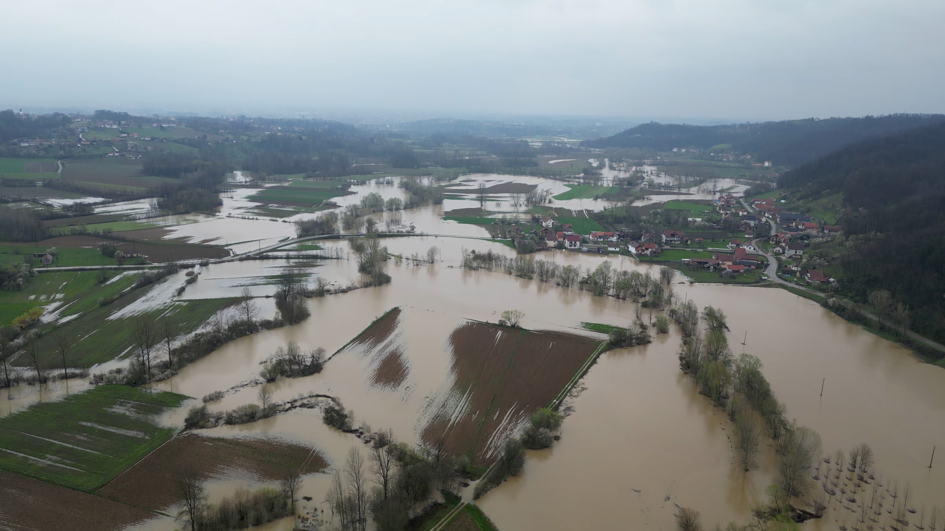 Strepeli smo čitavu noć: Nakon burnog dana, mirno jutro za meštane sela oko Loznice, nabujala reka Jadar se povlači (FOTO)(VIDEO)