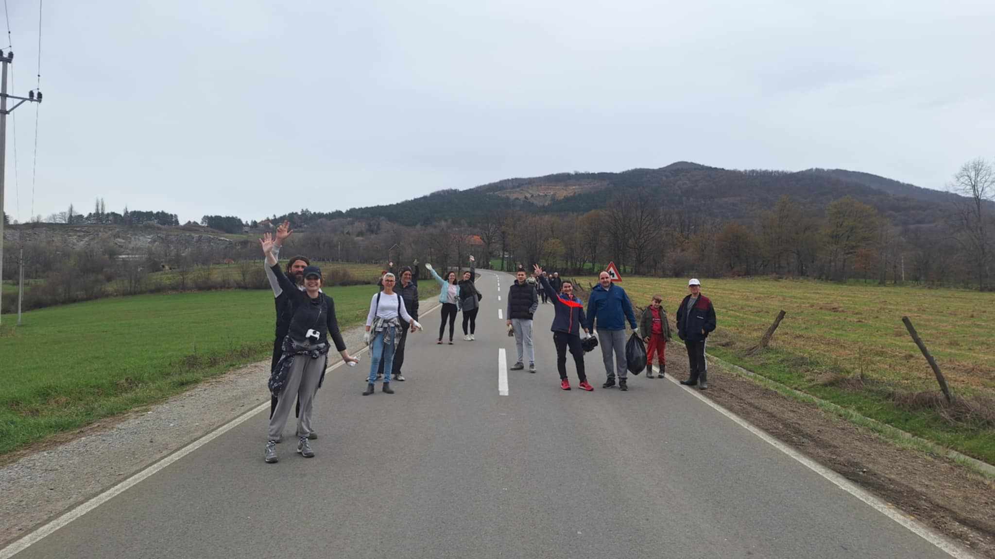 Ovako se voli Srbija, bravo za Iva Cara: Na Rudniku u zajedničkoj akciji očišćena deonica duga skoro pet kilomketara, posađen i prvi ekološki cvet (FOTO)