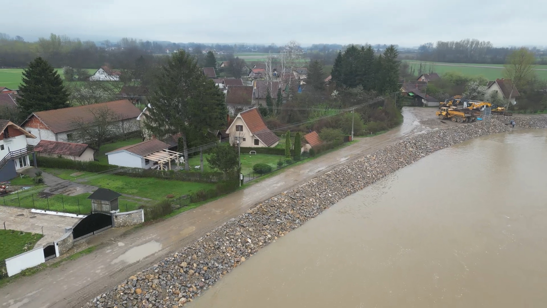 Raste nivo reke Drine kod Loznice, meštani u pripravnosti: Za sada se reka izliva samo na teritoriji Bosne i Hercegovine, situacija se prati iz sata u sat (FOTO)(VIDEO)