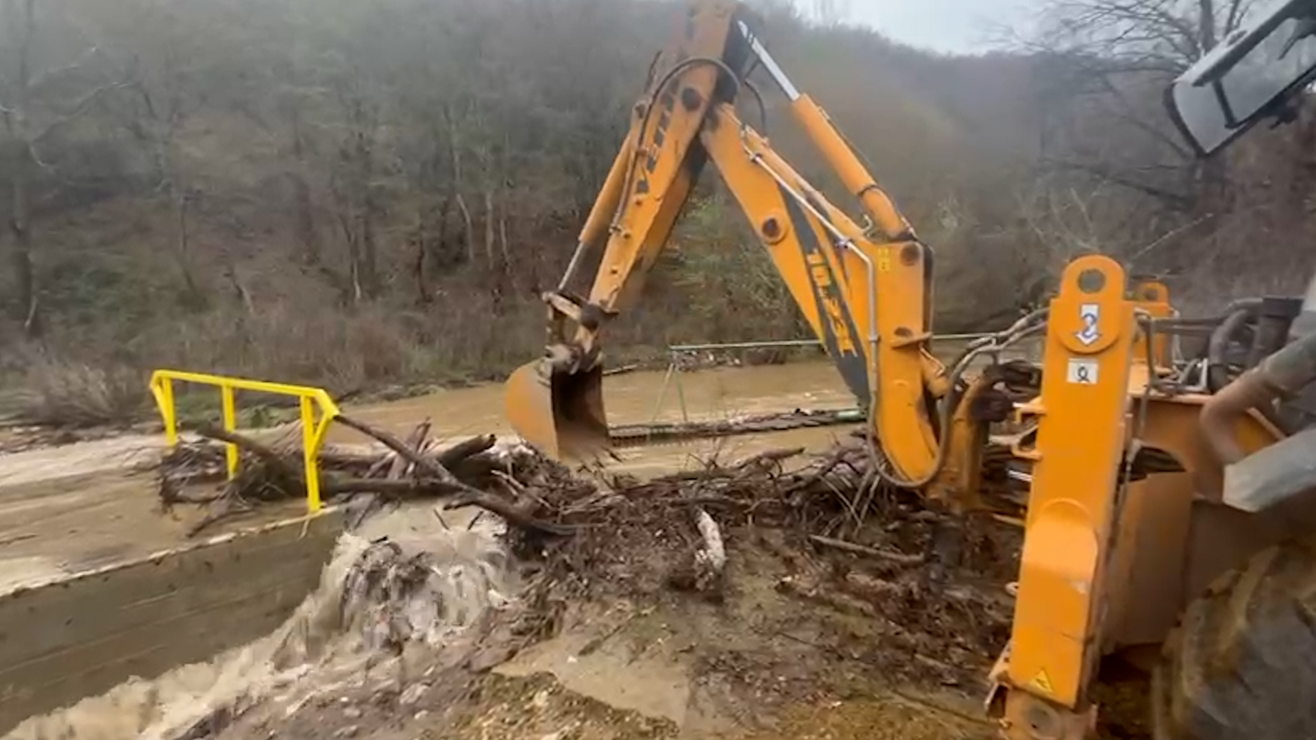Ogromna količina padavina alarmirala sve službe u Kladovu: Reka oštetila pristupni put, teška mehanizacija odmah upućena na teren (FOTO)(VIDEO)