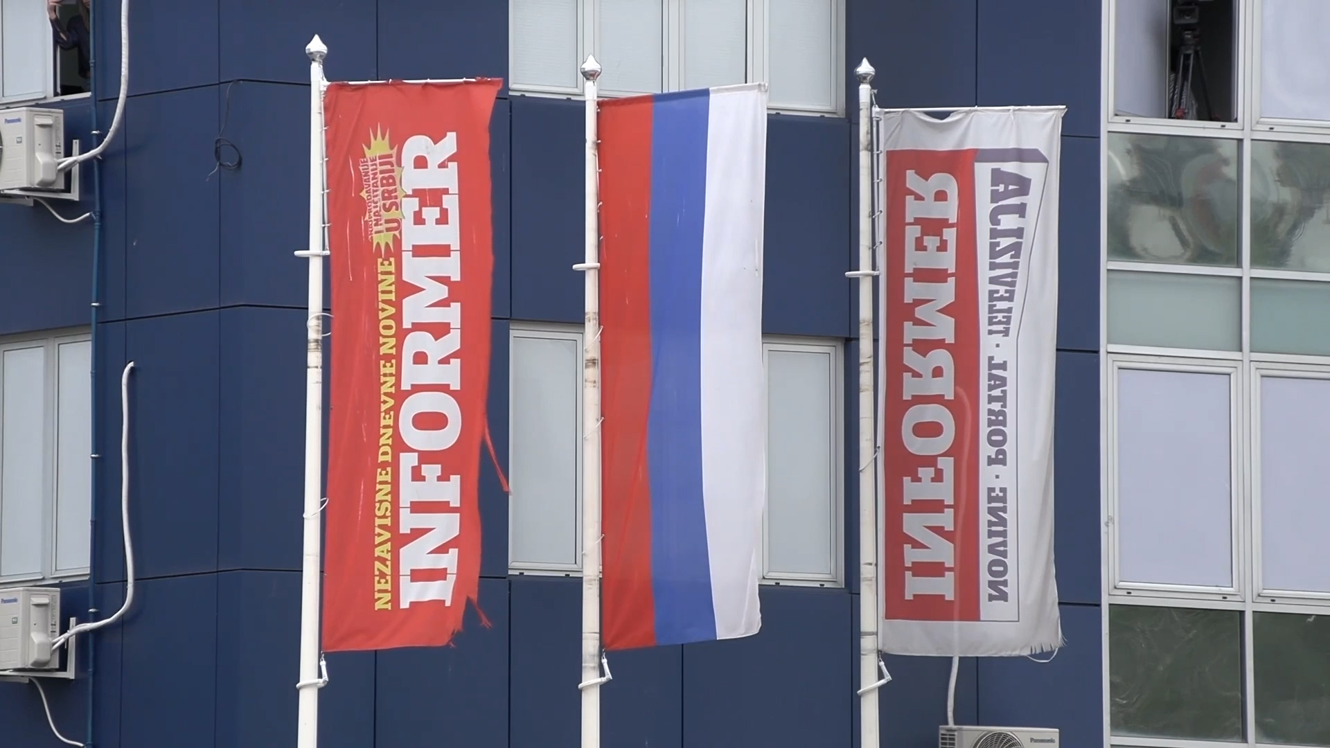 Talačka kriza i najgore nasilje: Vučićević oštro osudio blokadu ispred sedišta Informera, niz performansa od strane studenata 