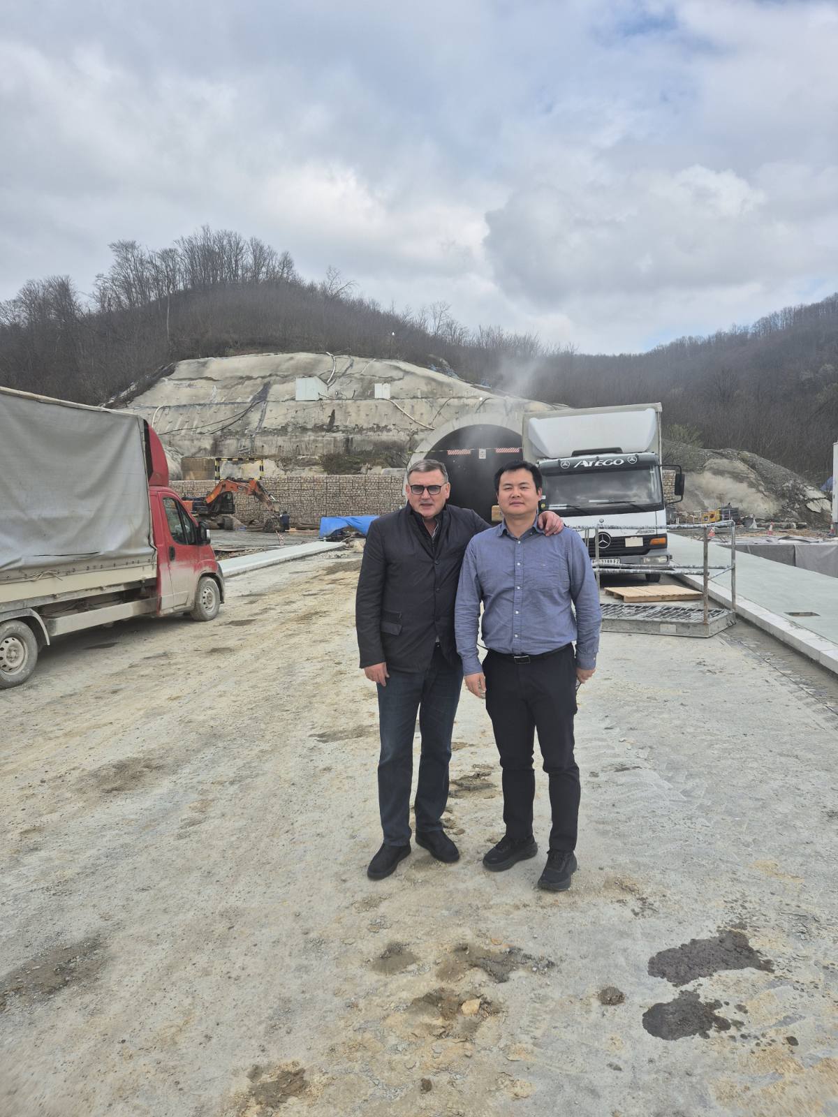 Veliki dan za stanovnike zapadne Srbije, mašine rade punom parom: Završetak „Miloša Velikog“ sve bliži, počelo asfaltiranje u tunelu Munjino brdo (FOTO)