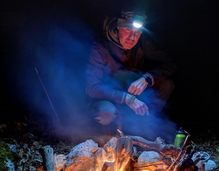 Roman uči Srbe i Crnogorce kako da prežive u šumi - nađu vodu, hranu i zapale vatru: Ruski neustrašivi avanturista oduševljen našim narodom i prirodnim lepotama (FOTO)