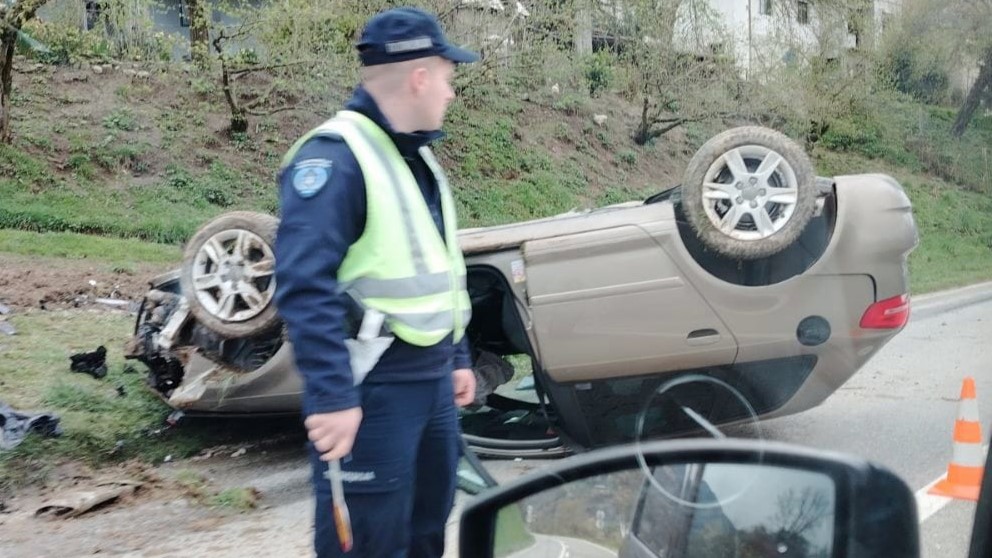 Drama na putu od Prijepolja ka Brodarevu: Audi završio na krovu, ekipe Hitne pomoći i policije poslate na lice mesta