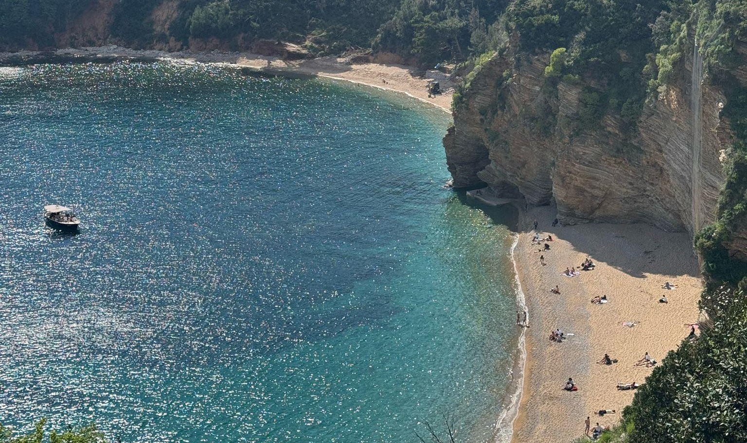 Juče plaže pune, danas zimska idila: Šok iznad Budve u aprilu - sneg provejava kao da je januar