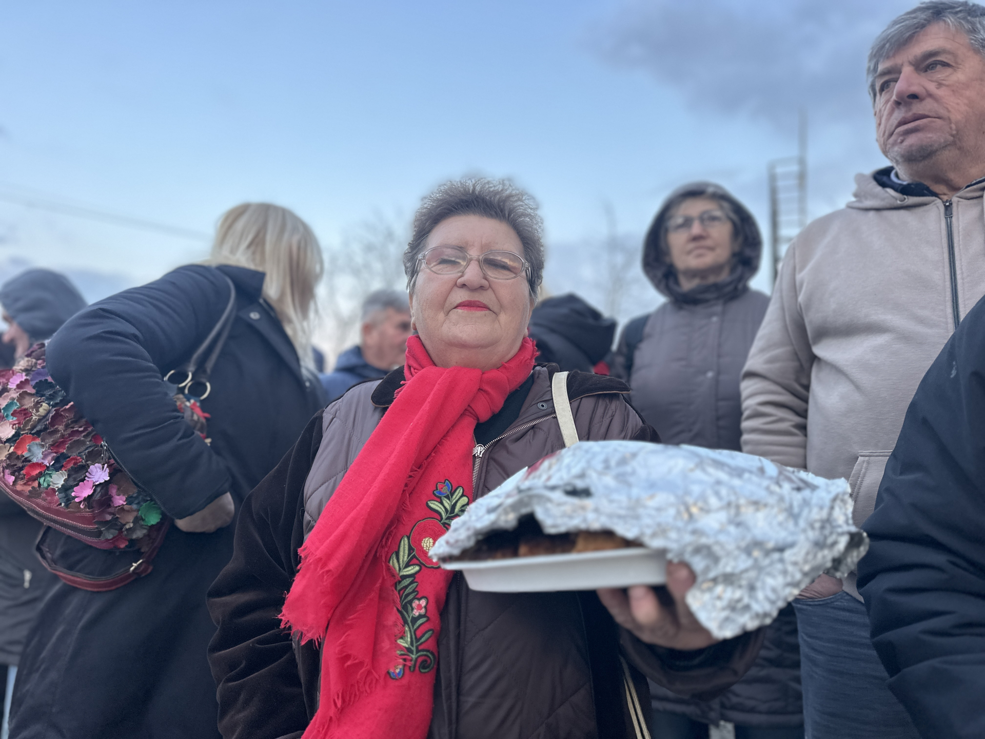 Nema nikakvog autobusa, ovi ljudi zaista pešače do Beograda: Srbi sa Kosova stigli do Kraljeva i kažu - nema odustajanja ni po snegu, ni po kiši (FOTO)(VIDEO)