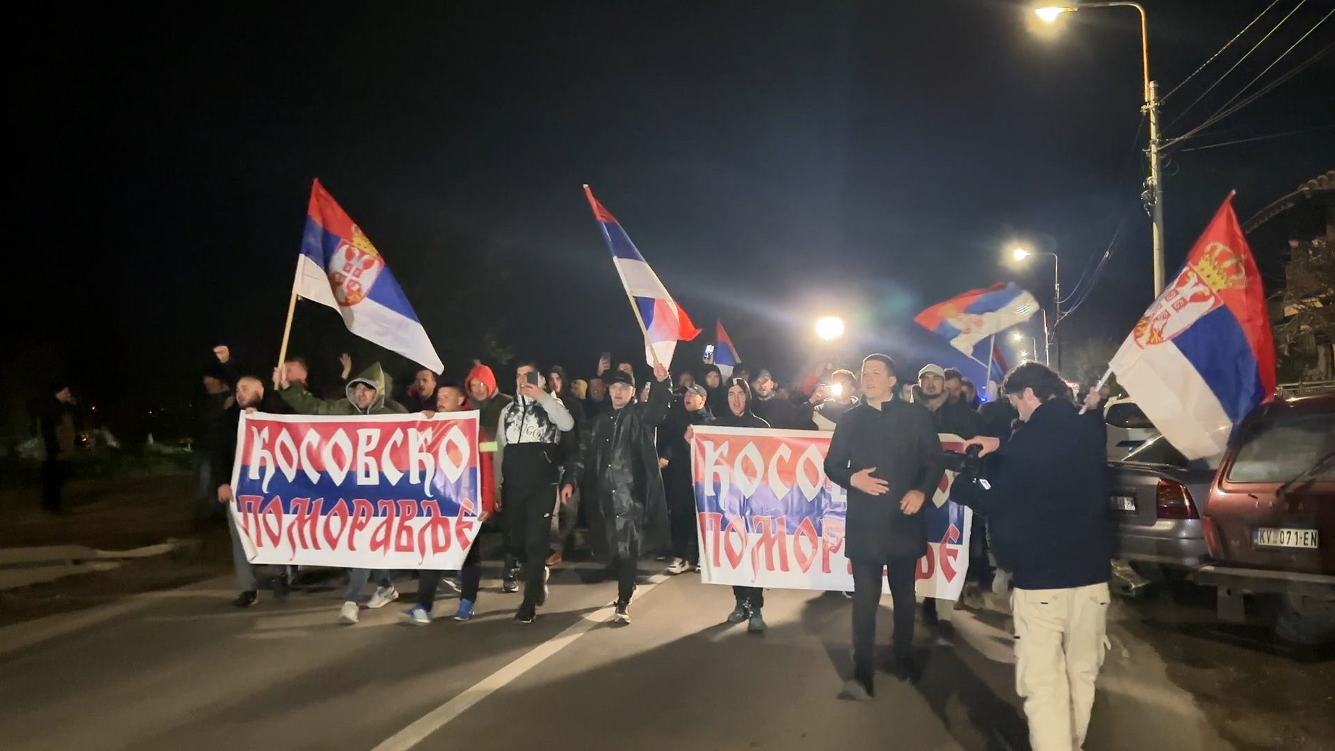 Ljudi nas pozdravljaju, dočekuju kao braću: Srbi sa Kosova oduševljeno dočekani u Kraljevu i kažu - ne može da se opiše, mora da se doživi (FOTO)
