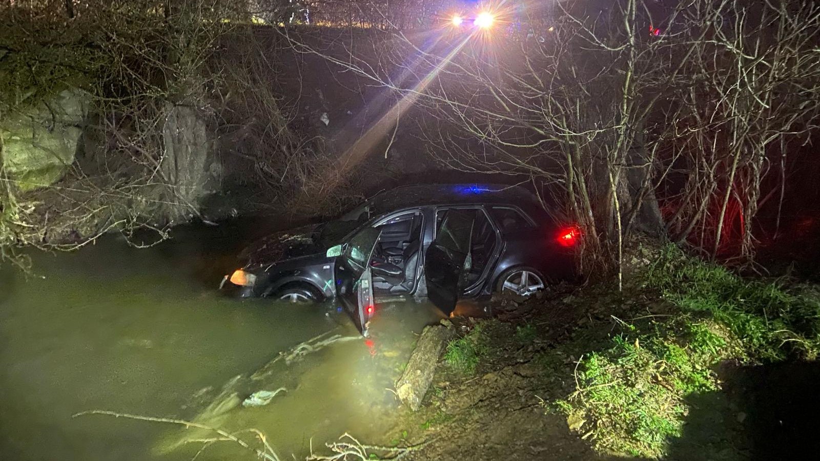 Drama kod Sjenice: Vozilo sa ženama i malom decom sletelo u reku, spasili ih heroji (FOTO)