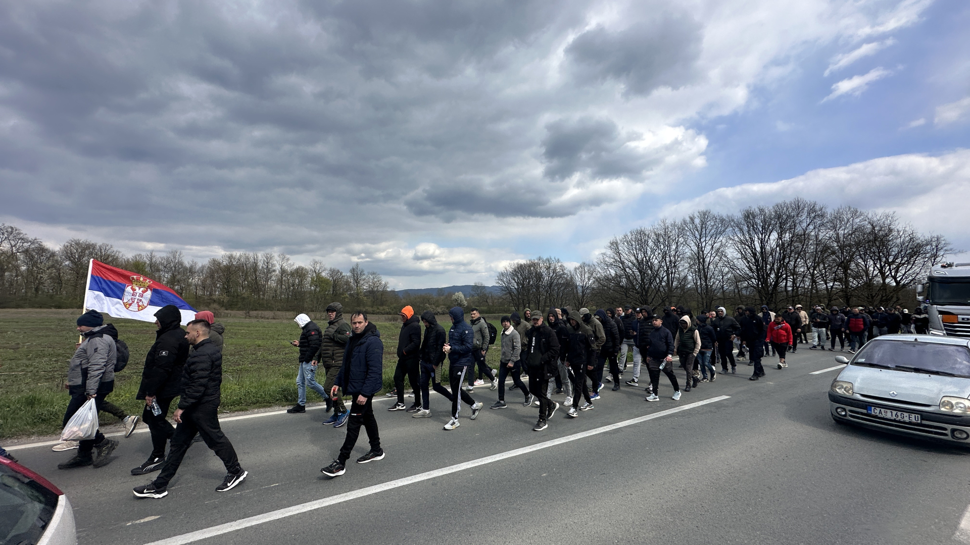 Ovo su pravi heroji, srce mi se steglo kad su stigli: Preko 200 Srba koji pešače od Kosova do Beograda ušli u Čačak, dočekali ih meštani (FOTO)