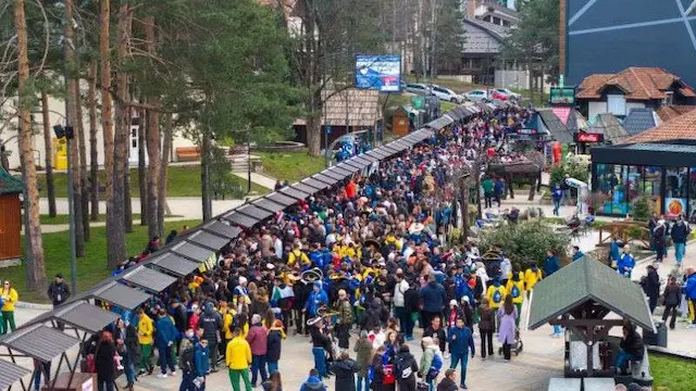 Prelepa slika sa Zlatibora poslata u svet: Dan nacija na Kraljevom trgu, preko 4.000 đaka sa svih meridijana predstavilo svoje običaje i kulturu