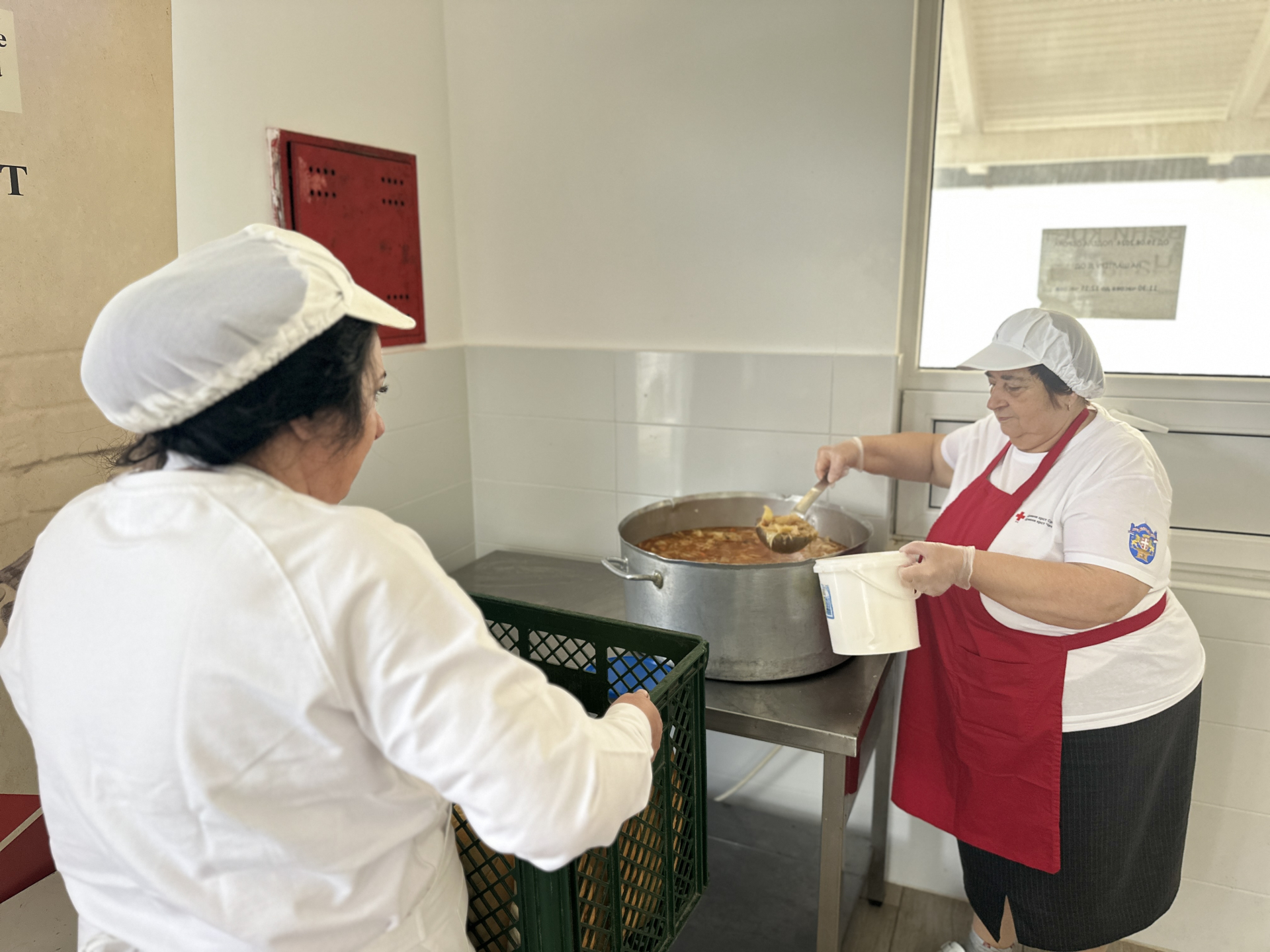 Dvadeset godina ova žena brine o ugroženima, uz obrok im pruža lepu reč i topli pogled: Mira je najstarija volonterka u Čačku i kaže - pomagaću dok god budem mogla (FOTO)