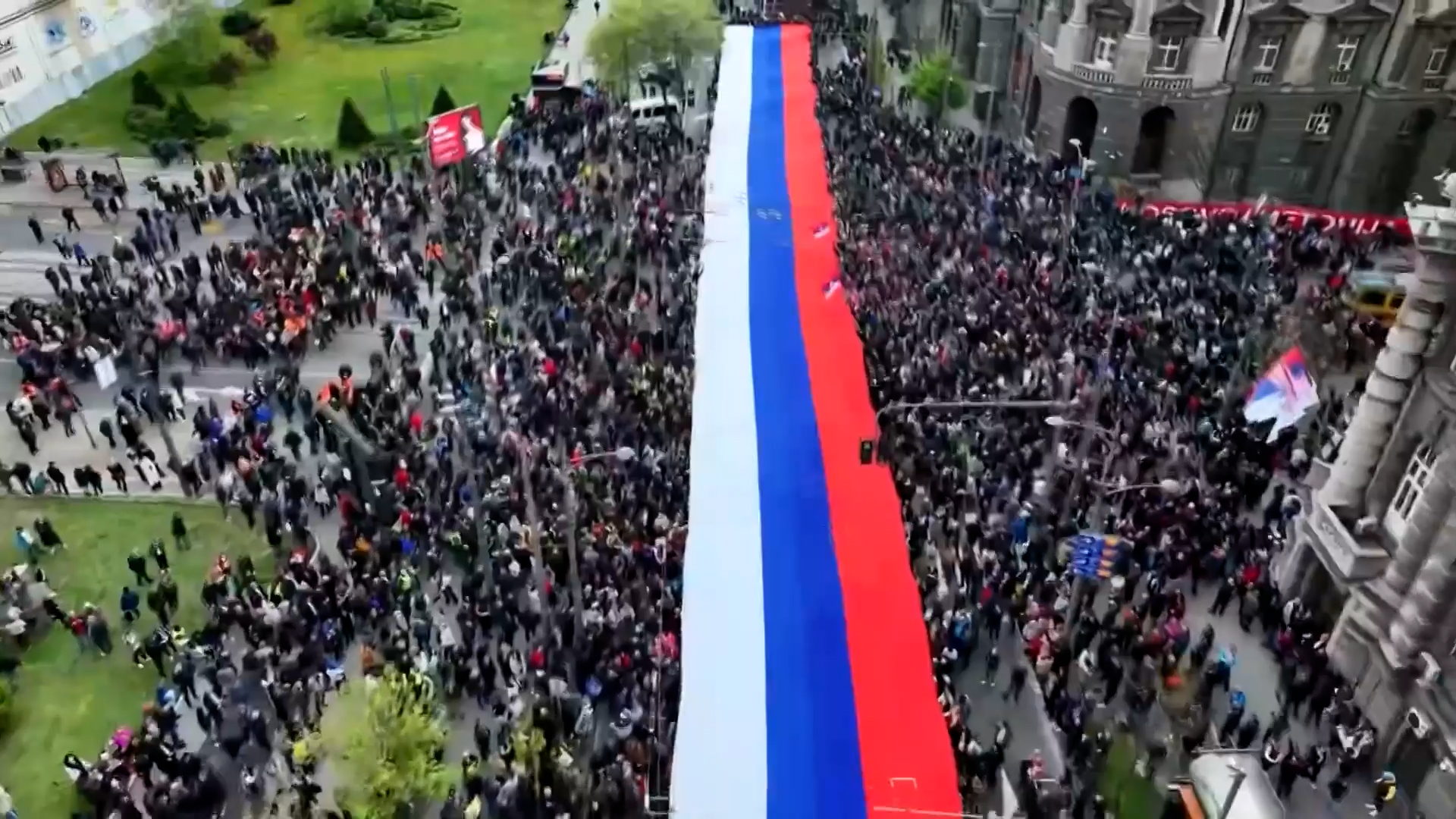 Veličanstveni prizori u Beogradu, razvijena najduža srpska zastava ikada/ Foto: RINA