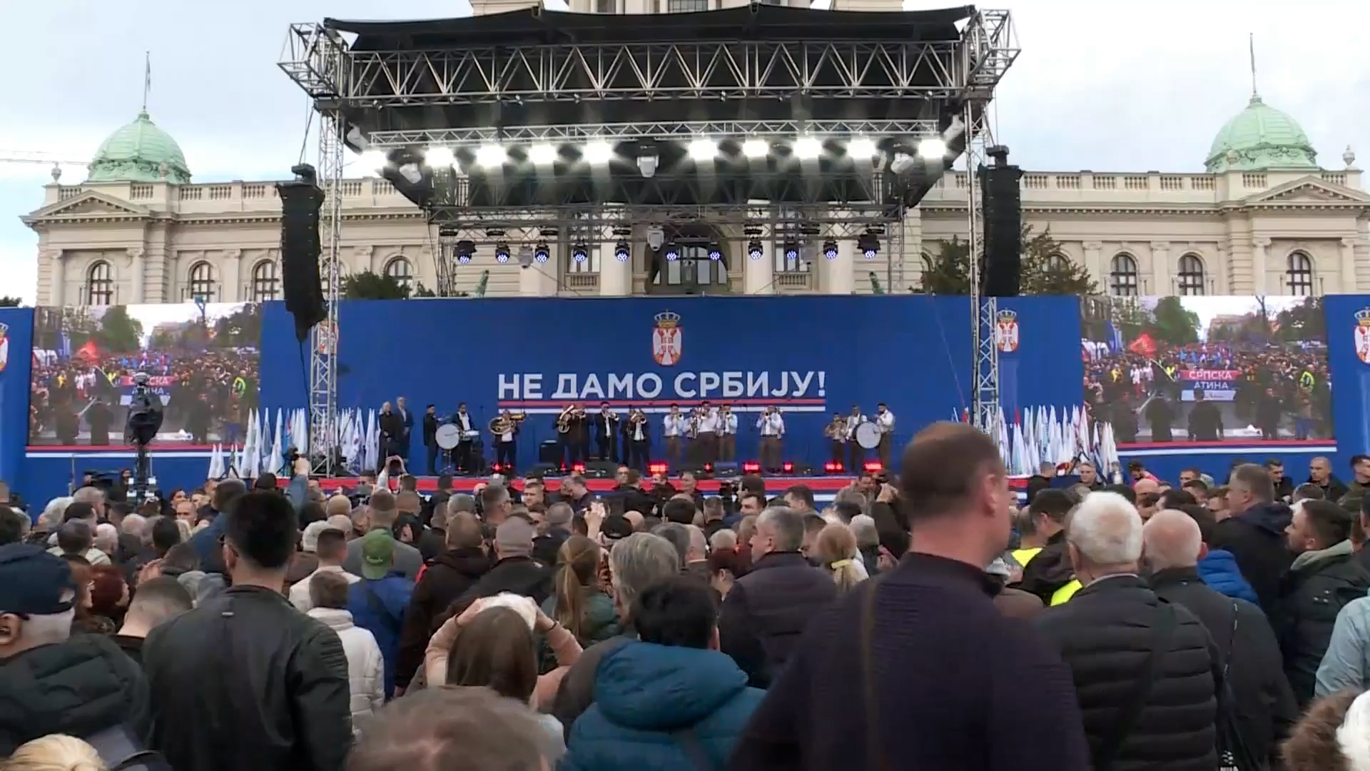 Veličanstveni prizori u Beogradu, razvijena najduža srpska zastava ikada: Na hiljade ljudi ispred Narodne skupštine na velikom skupu - prisustvuje i predsednik Vučić (FOTO)(VIDEO)