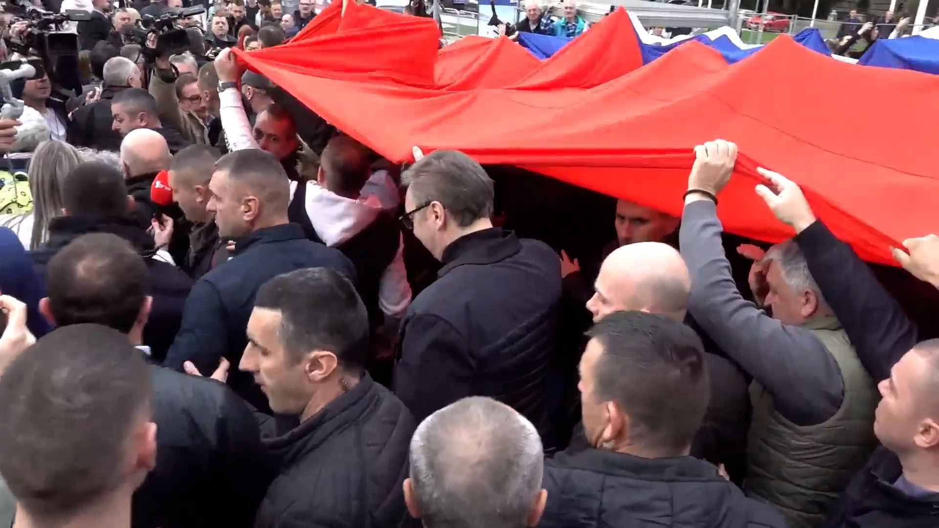 Veličanstveni prizori u Beogradu, razvijena najduža srpska zastava ikada/ Foto: RINA