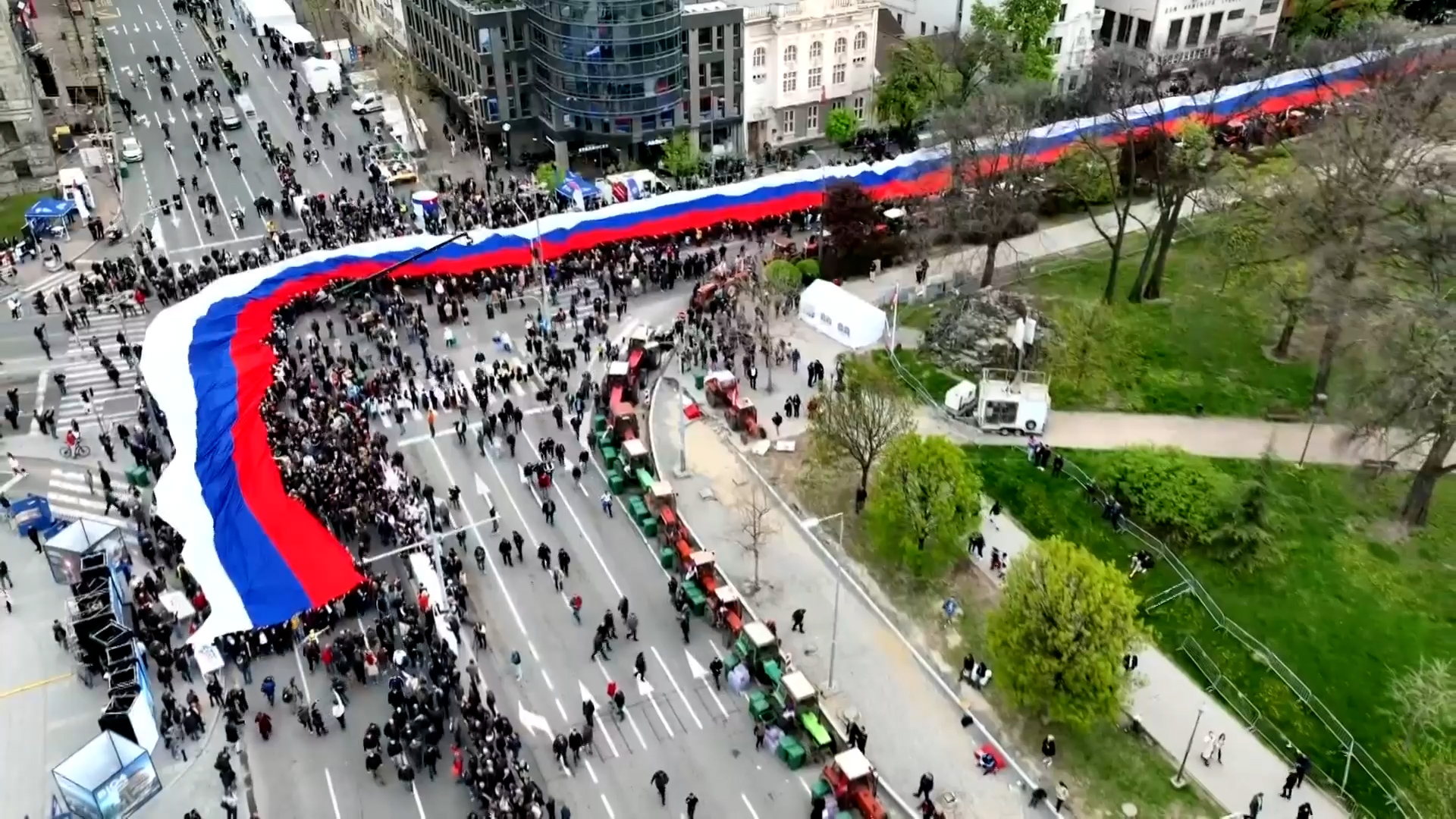 Veličanstveni prizori u Beogradu, razvijena najduža srpska zastava ikada/ Foto: RINA