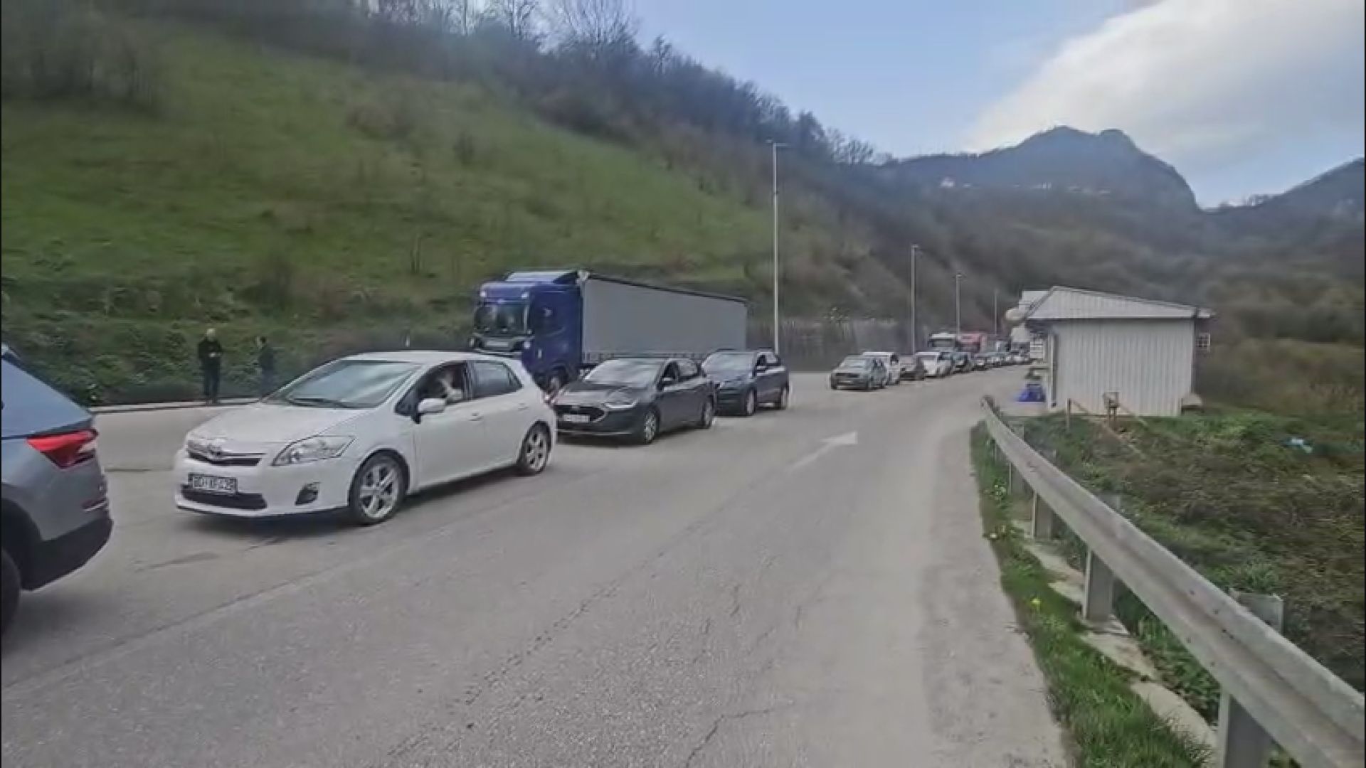 "Kao da su na pauzi za spavanje“: Kolaps na graničnom prelazu Dobrakovo, vozači satima čekaju ulazak u Crnu Goru (FOTO)