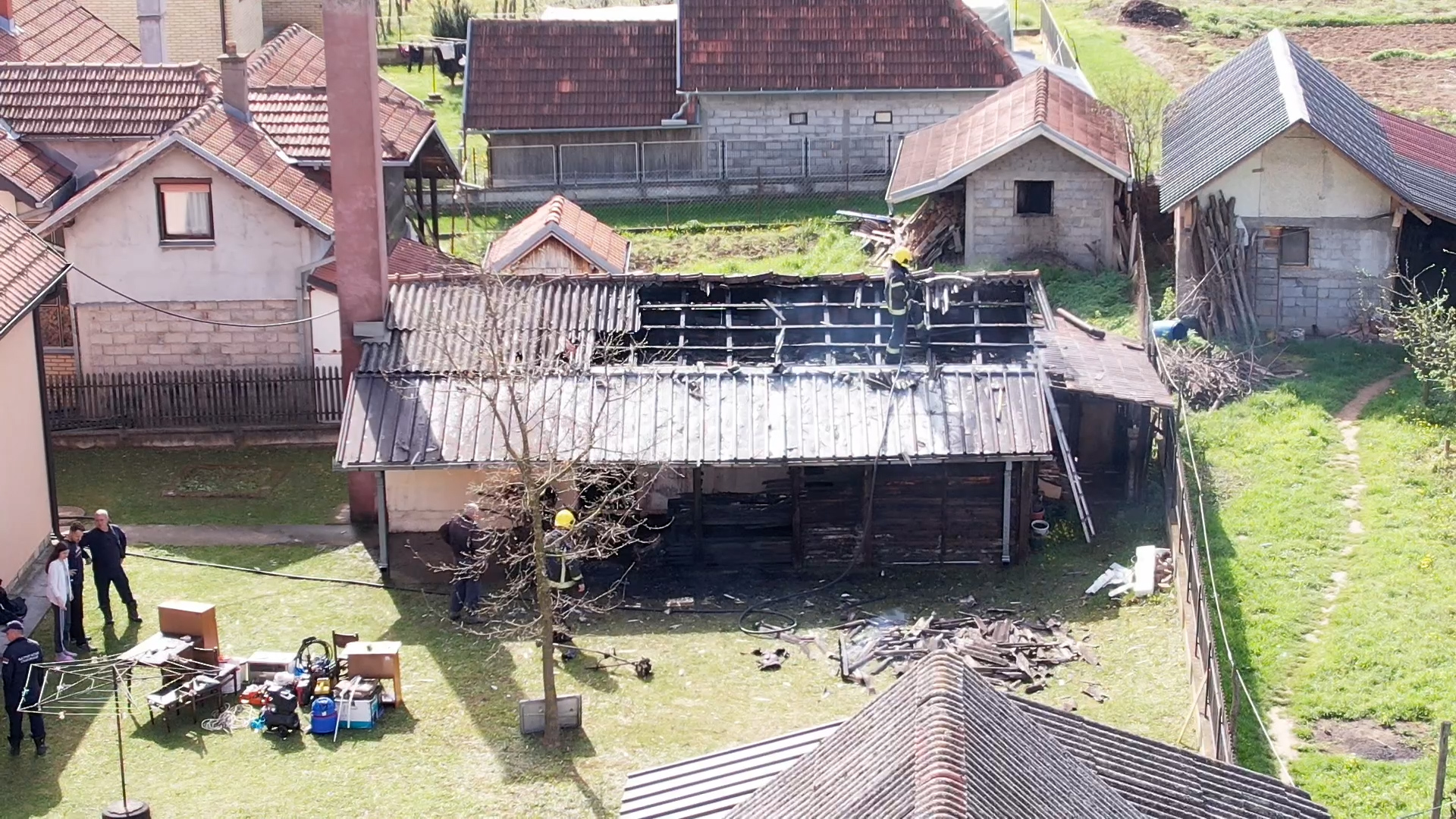 Vatra progutala krov pomoćnog objekta kod Čačka: Požar u naselju Trnava, vatrogasci-spasioci odmah upućeni na lice mesta (FOTO)