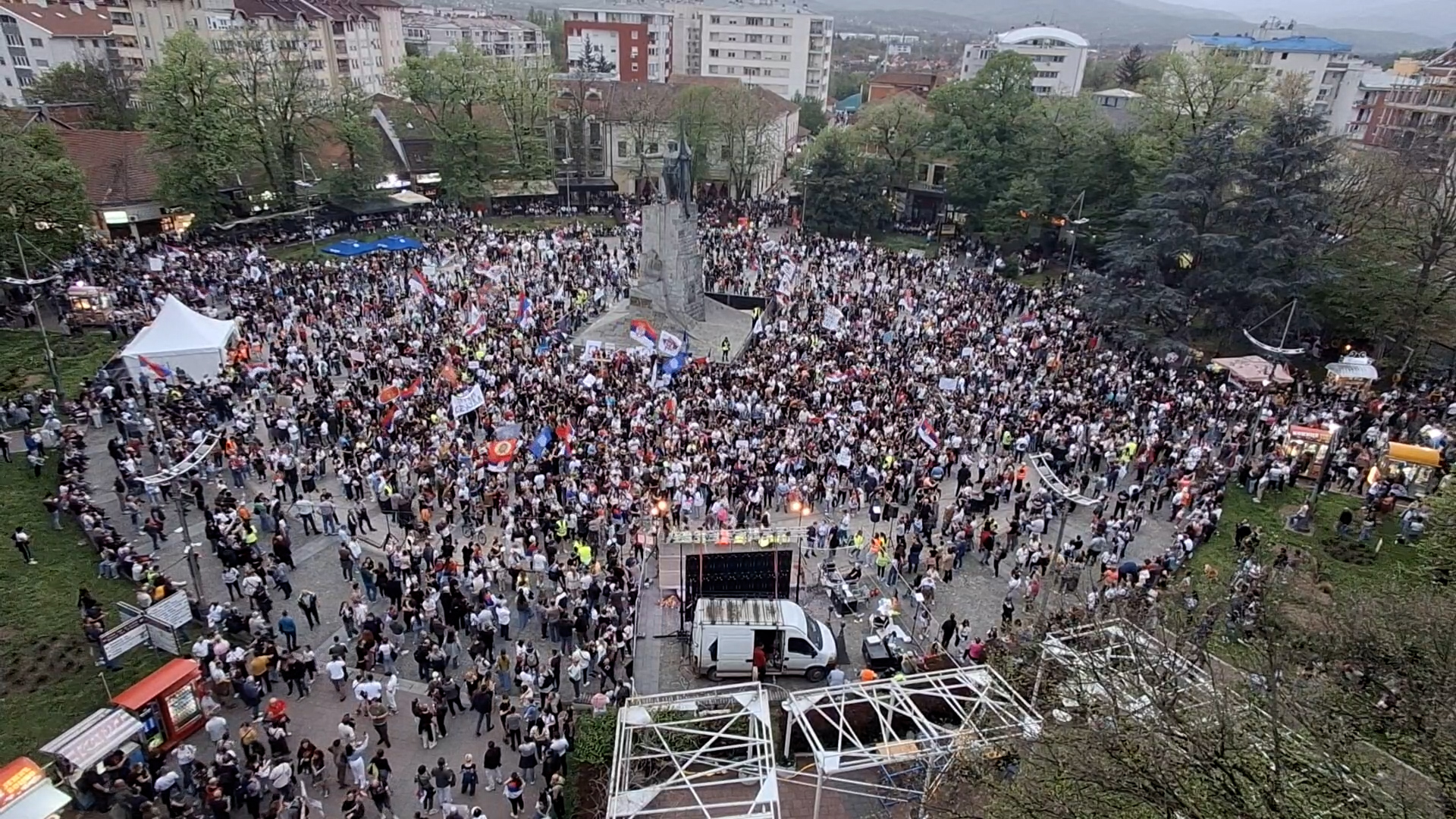 Pumpaj, pumpaj Ibar vodo: Ovako izgleda centar Kraljeva tokom protesta (FOTO)(VIDEO)